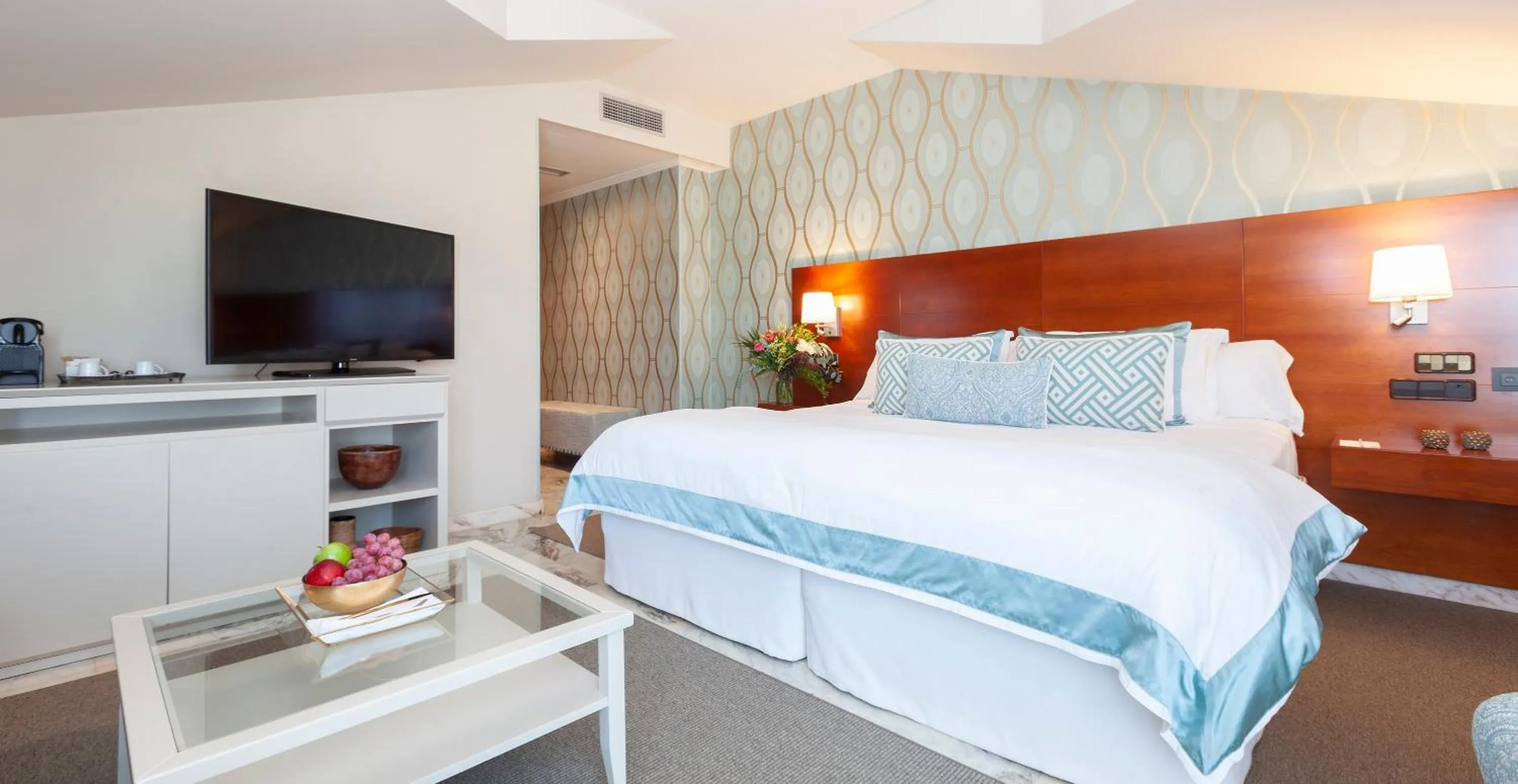 Bedroom, Bed in Hotel Carlos I Silgar