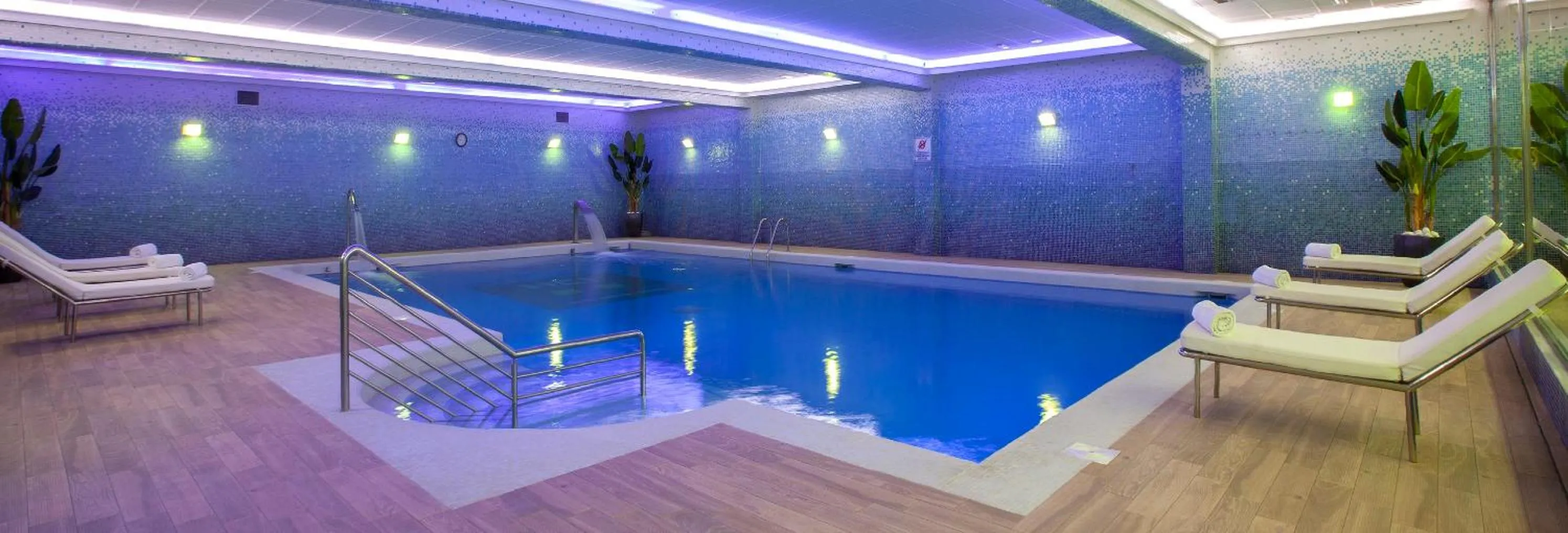 Swimming pool in Hotel Carlos I Silgar