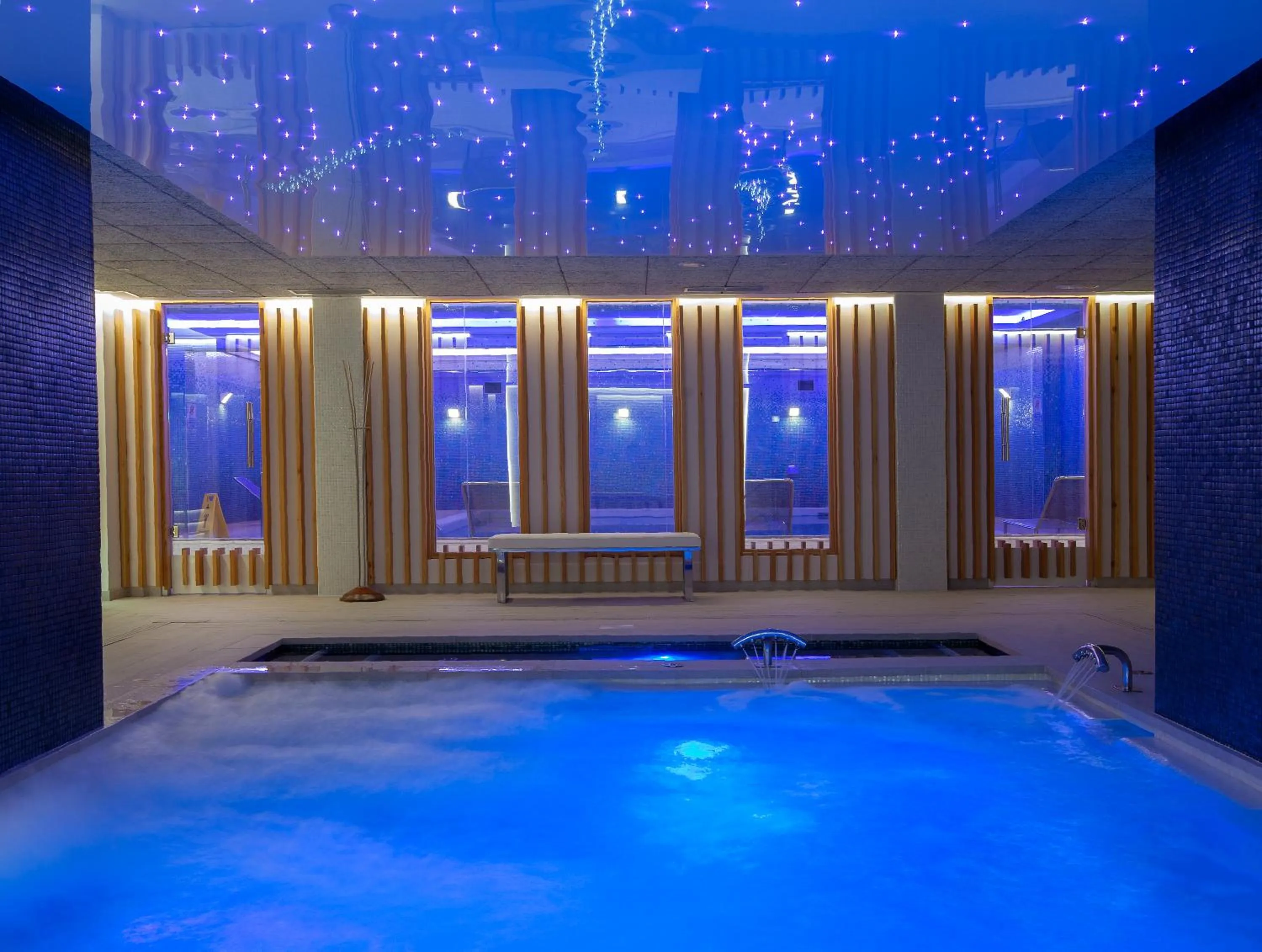 Swimming pool in Hotel Carlos I Silgar