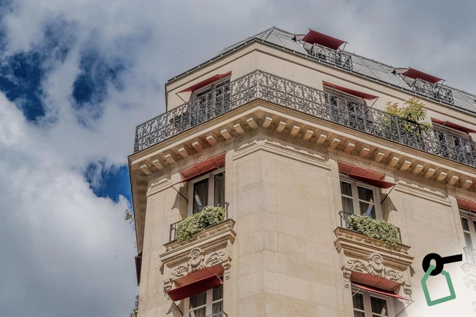 Property building in Hotiday Room Collection - Paris Arc de Triomphe