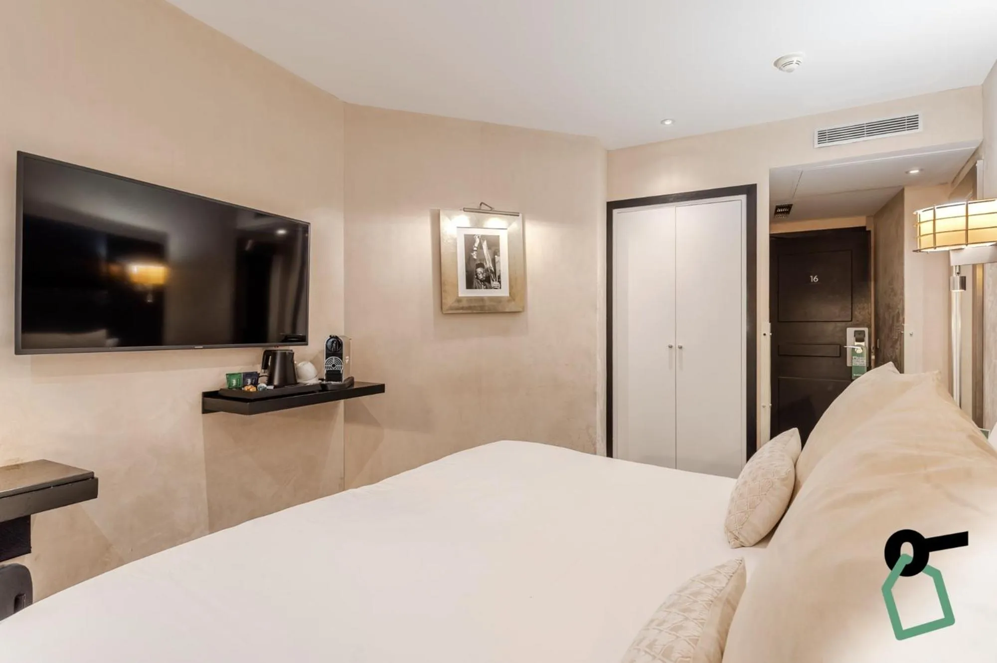 Bed in Hotiday Room Collection - Paris Arc de Triomphe