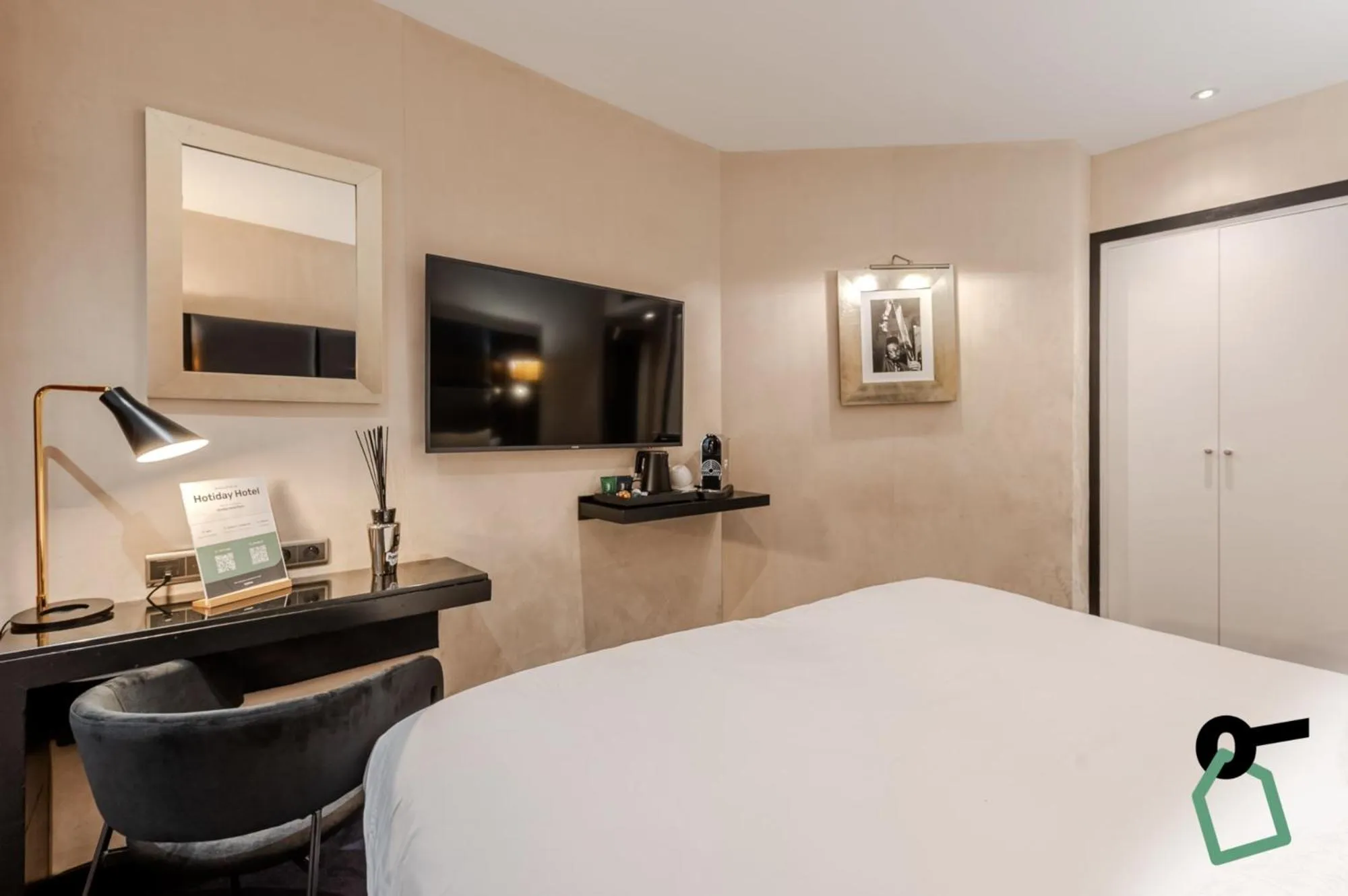 Photo of the whole room, Bed in Hotiday Room Collection - Paris Arc de Triomphe