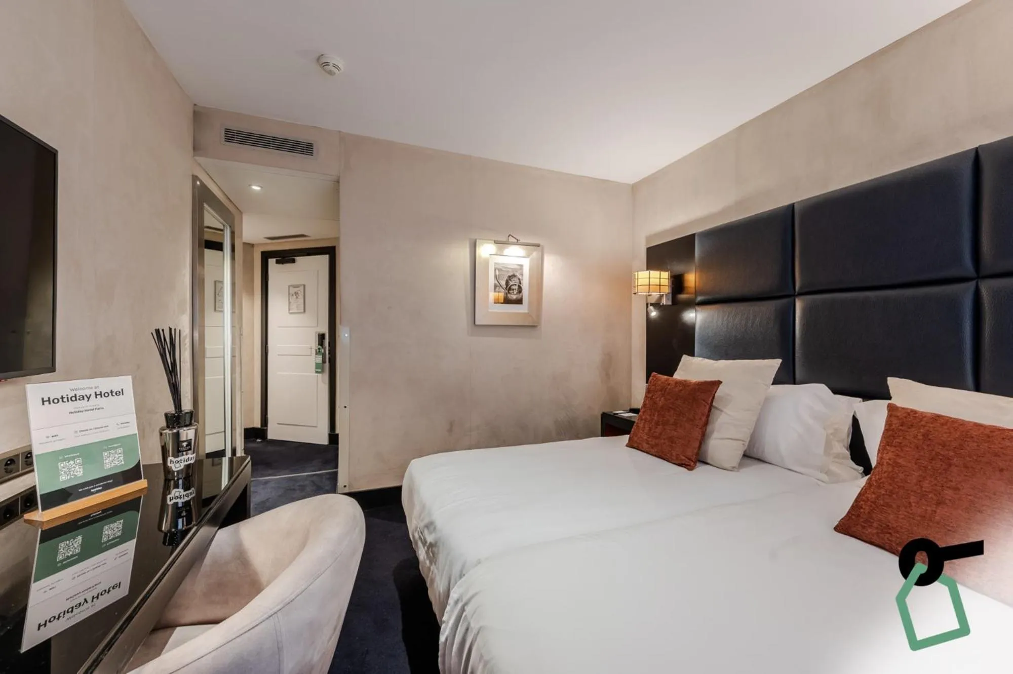 Bed in Hotiday Room Collection - Paris Arc de Triomphe