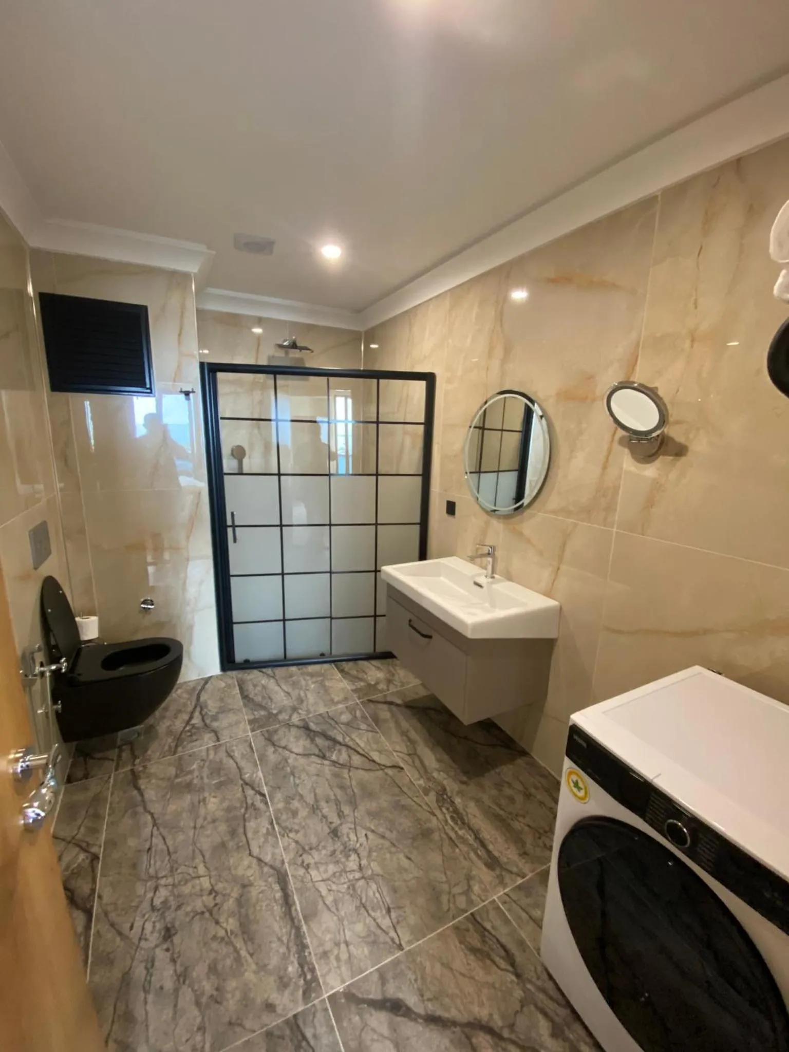 Shower in Rena Grand Residence & Suit