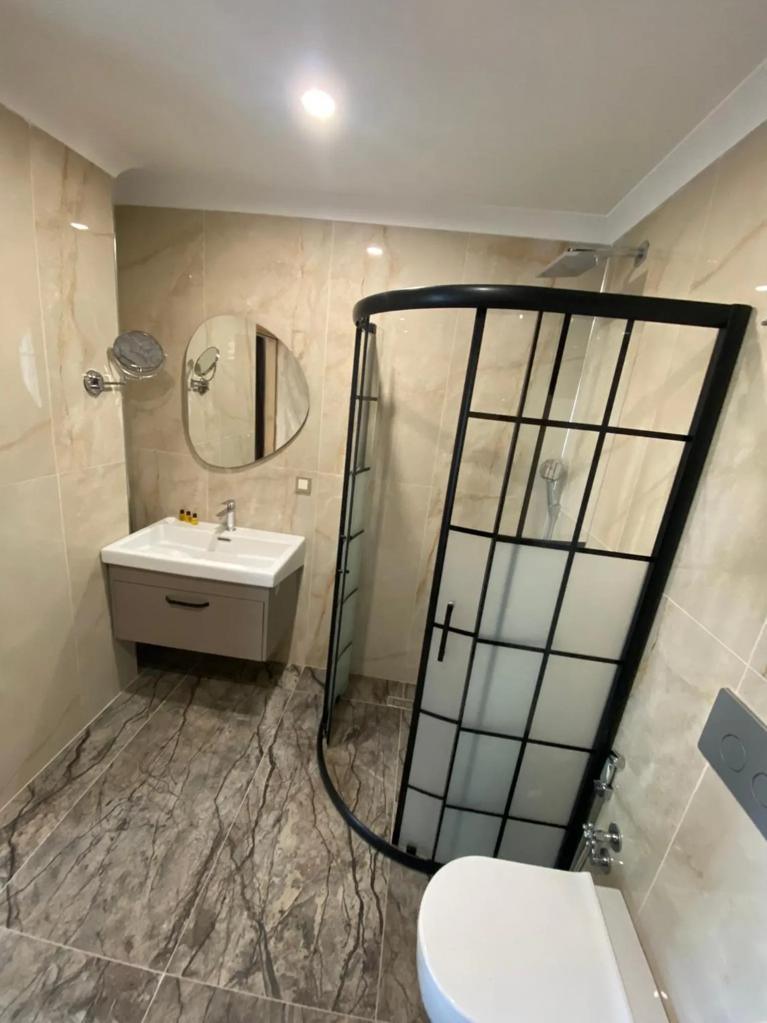 Shower in Rena Grand Residence & Suit