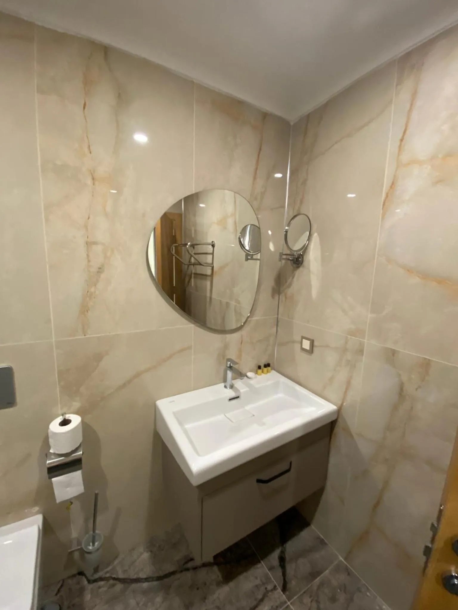 Shower in Rena Grand Residence & Suit