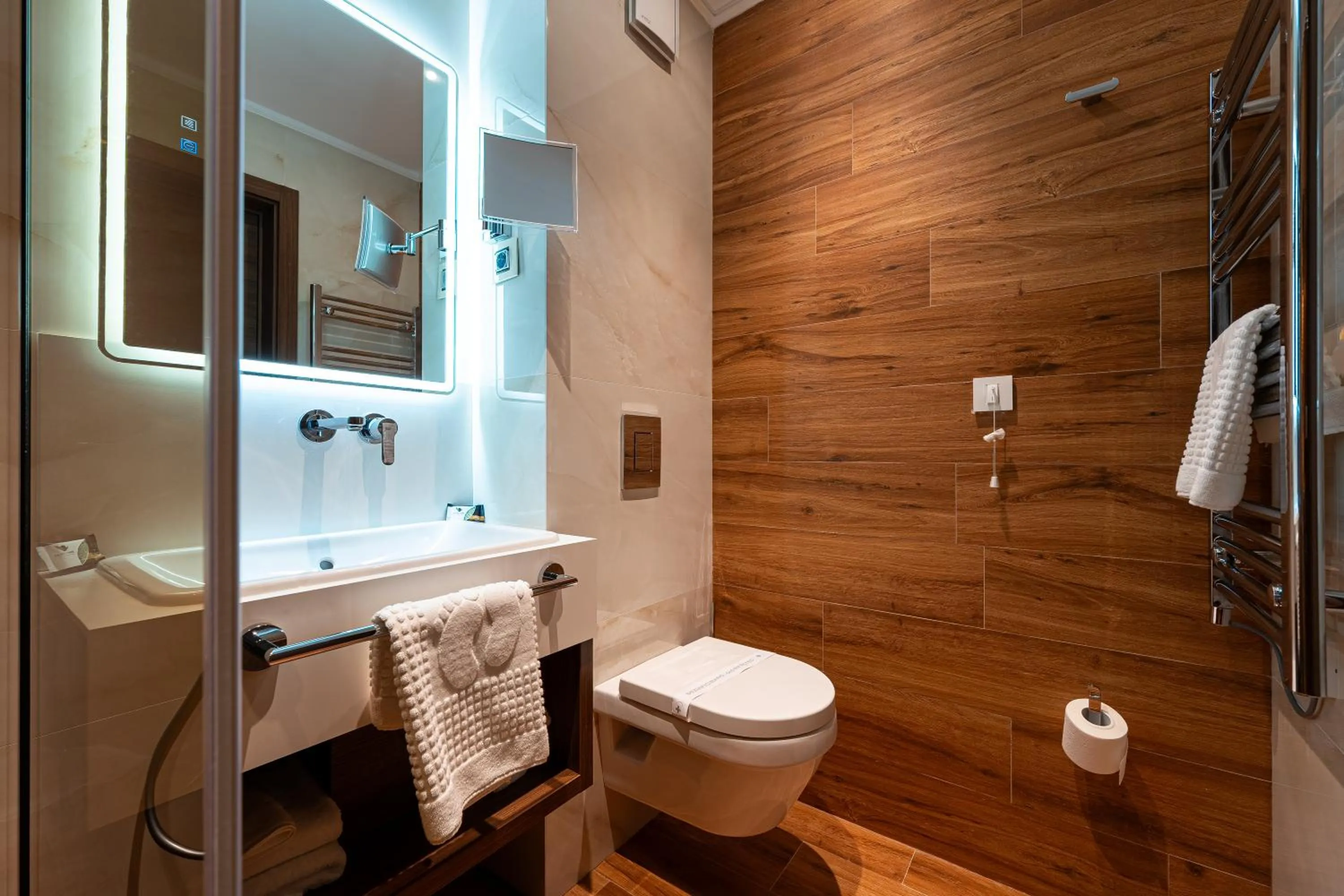 Toilet in Hotel De‘Andros Virpazar