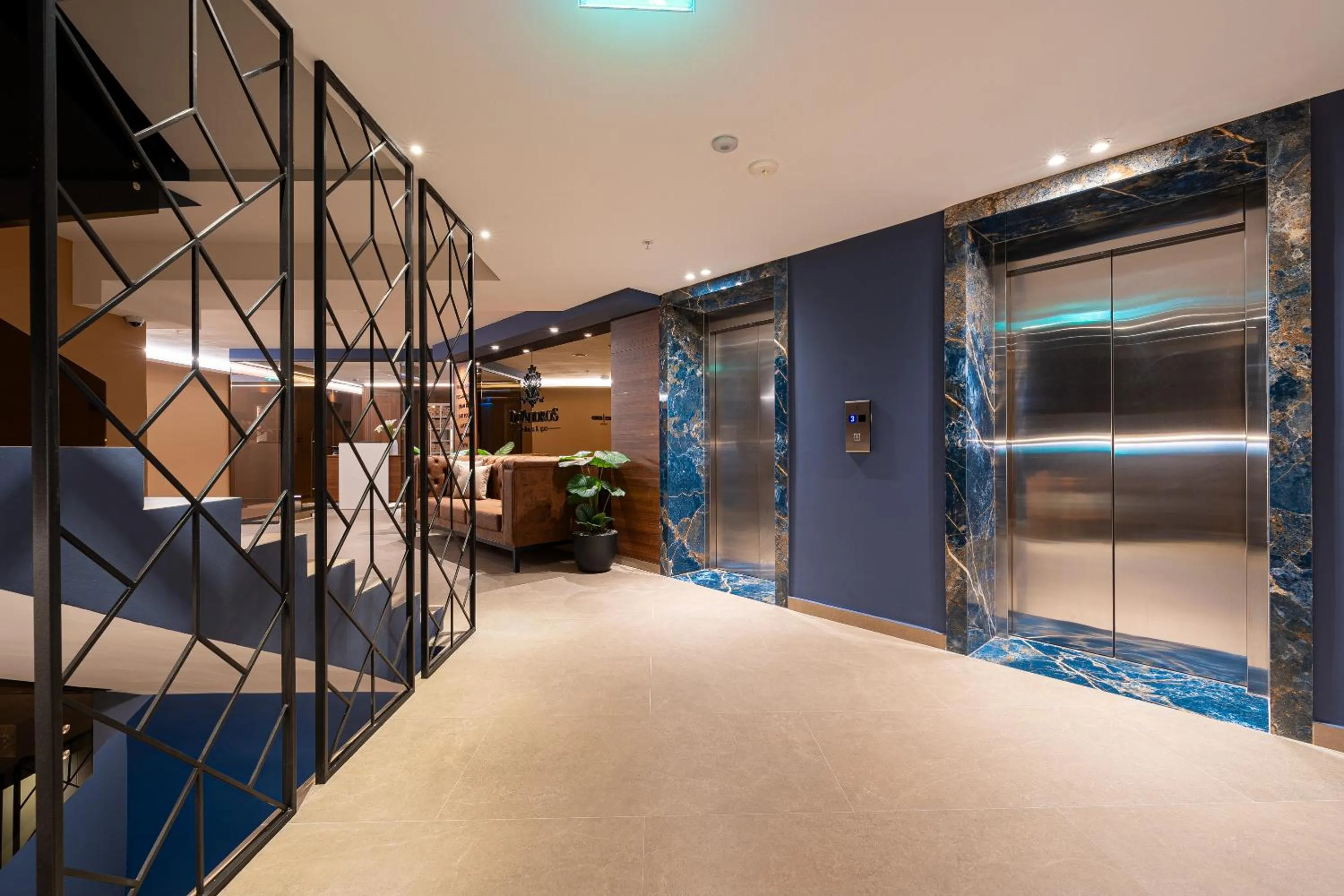elevator, Bed in Hotel De‘Andros Virpazar