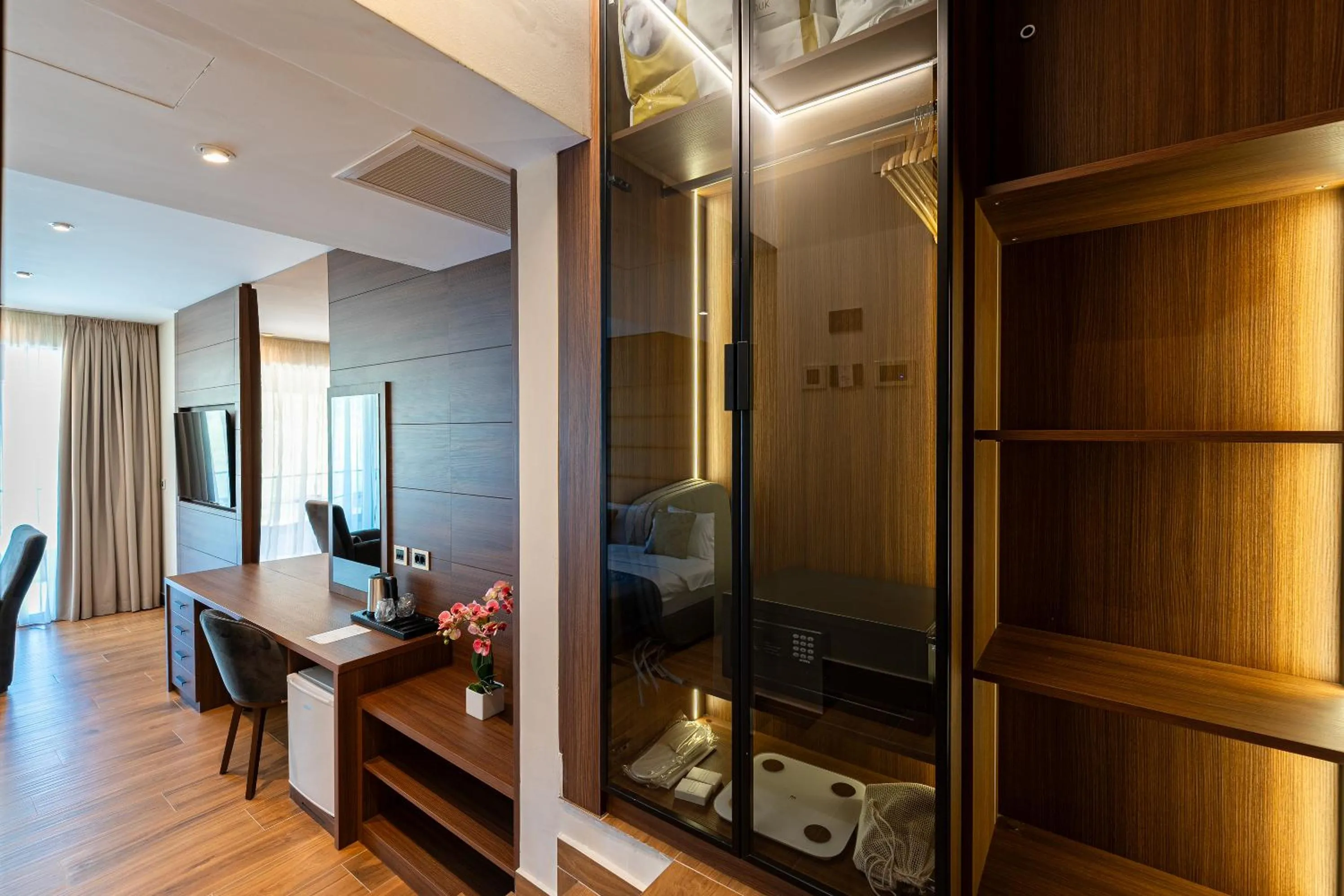 wardrobe in Hotel De‘Andros Virpazar