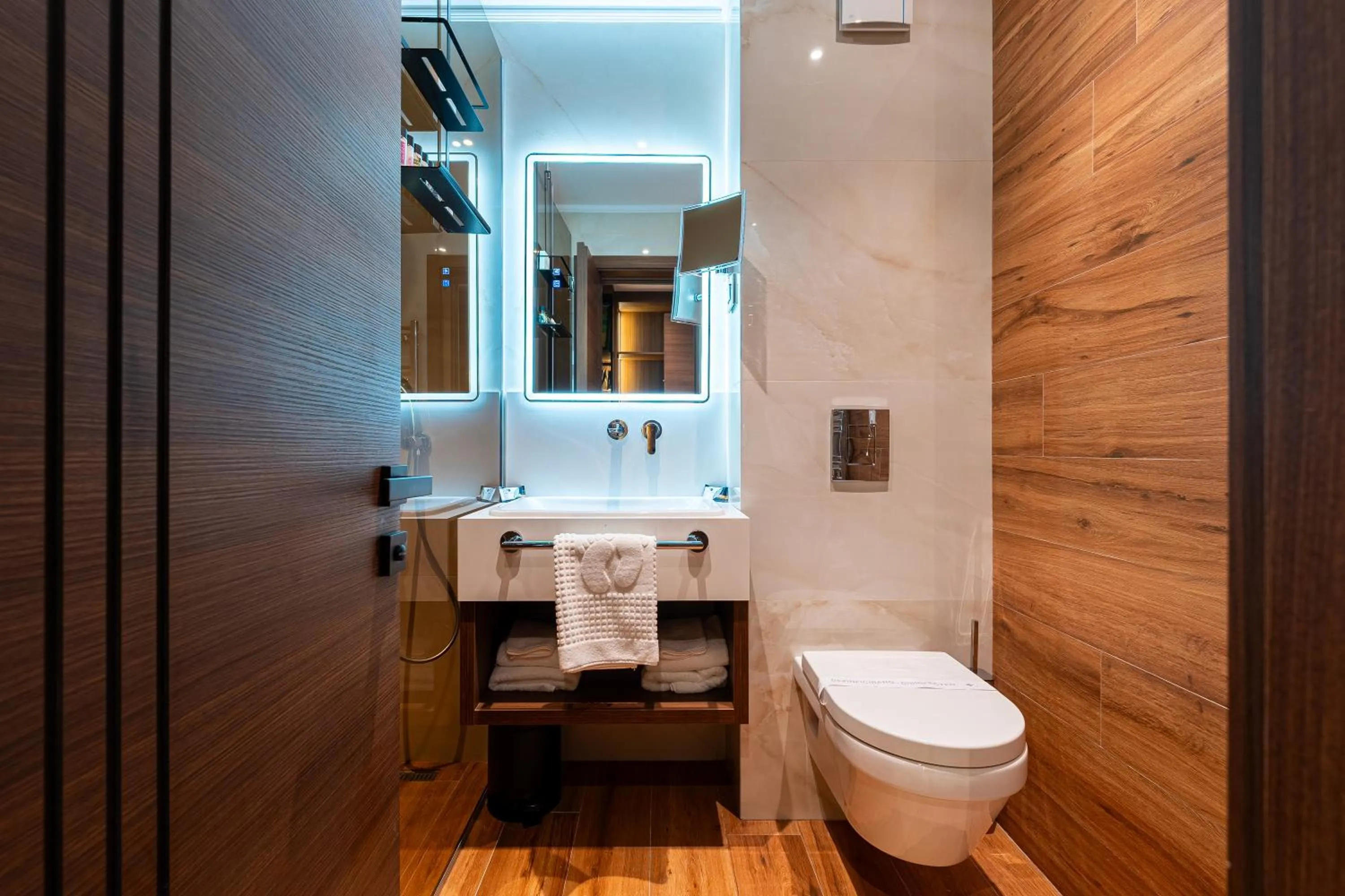 Toilet in Hotel De‘Andros Virpazar