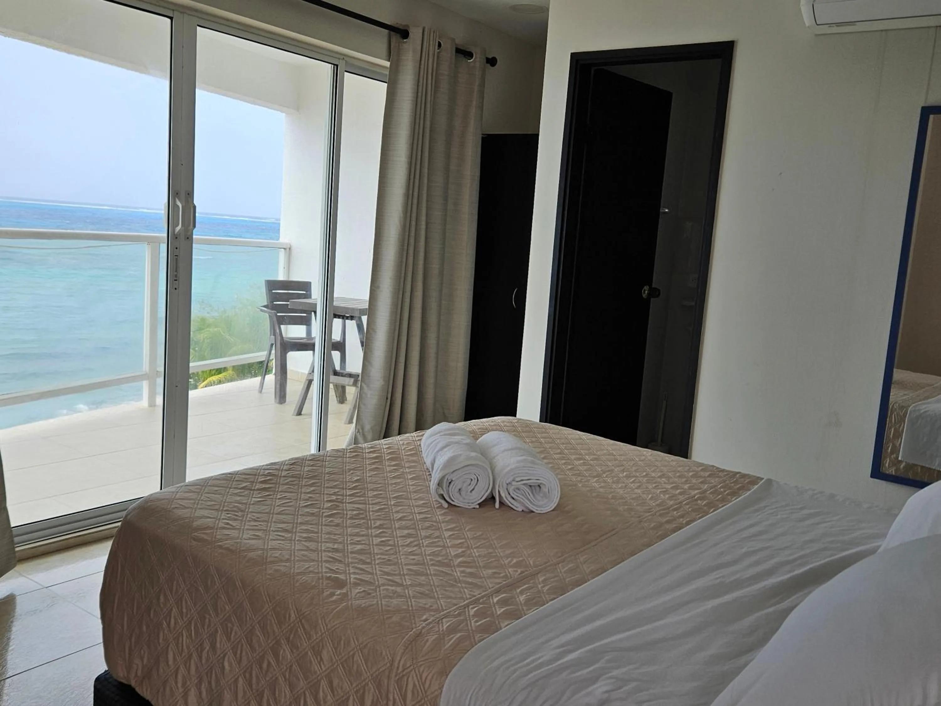 Bed in Caribbean Island Hotel Piso 2