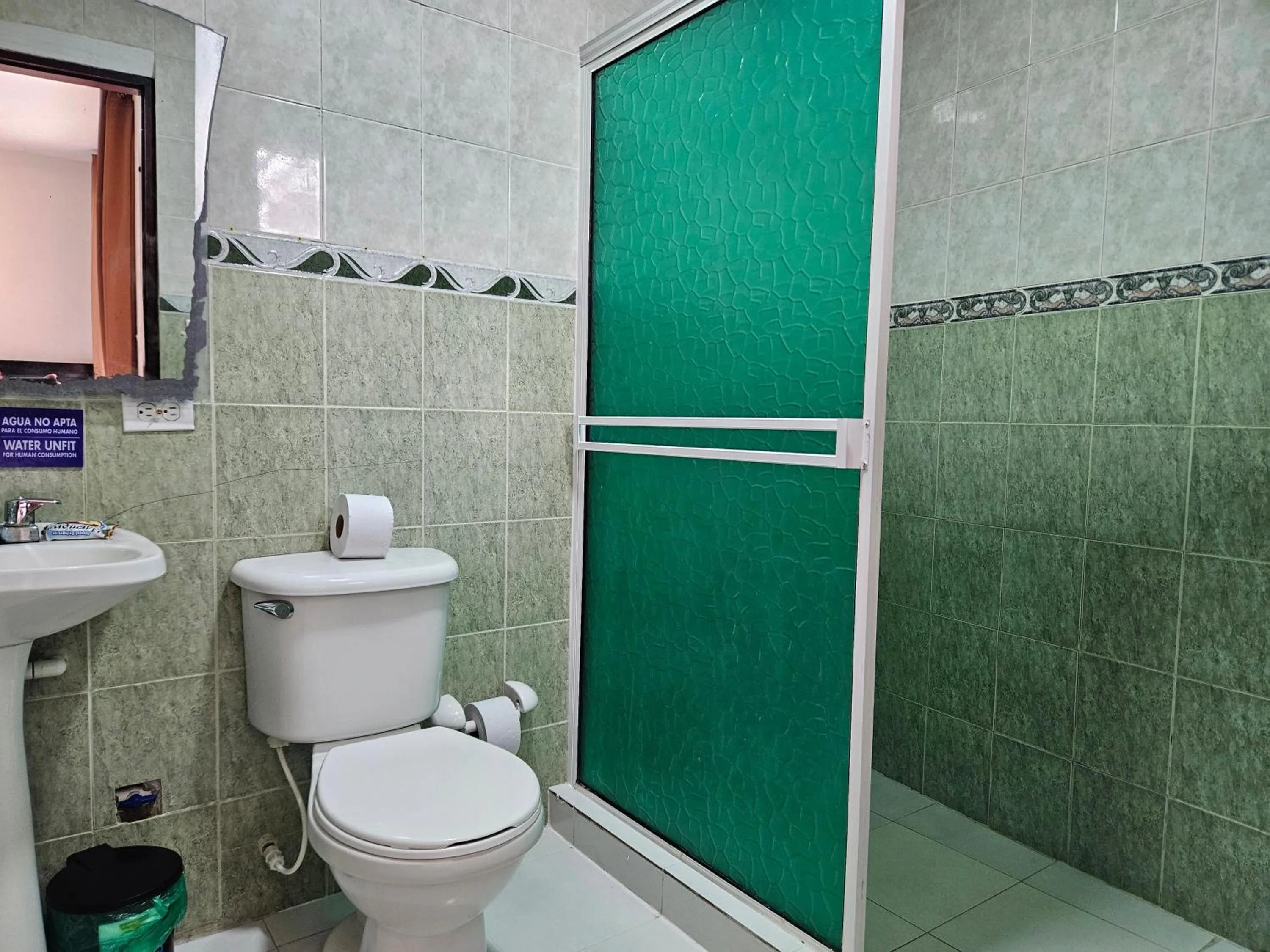 Shower in Caribbean Island Hotel Piso 2