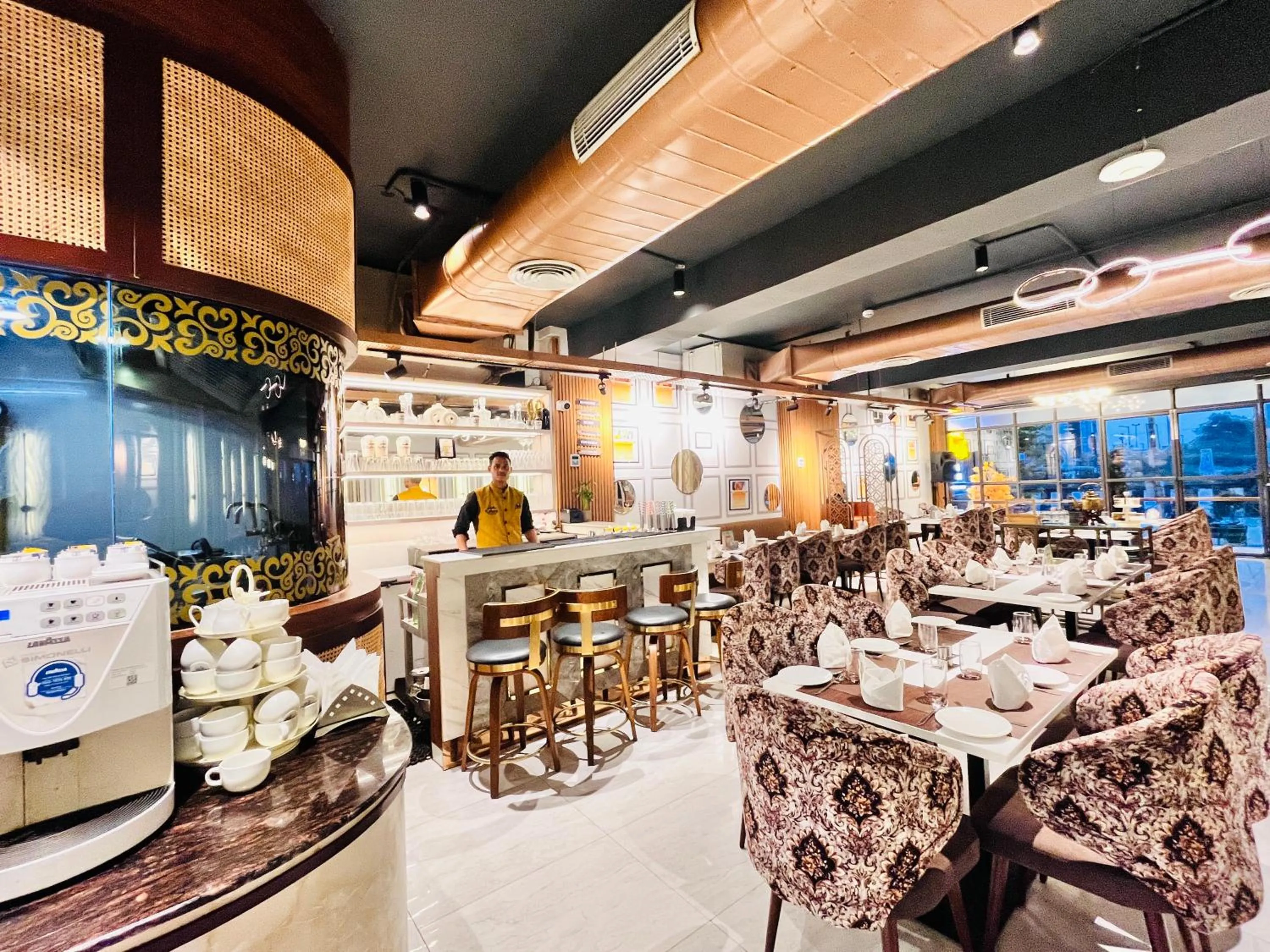 Restaurant/places to eat in Western Blu INN