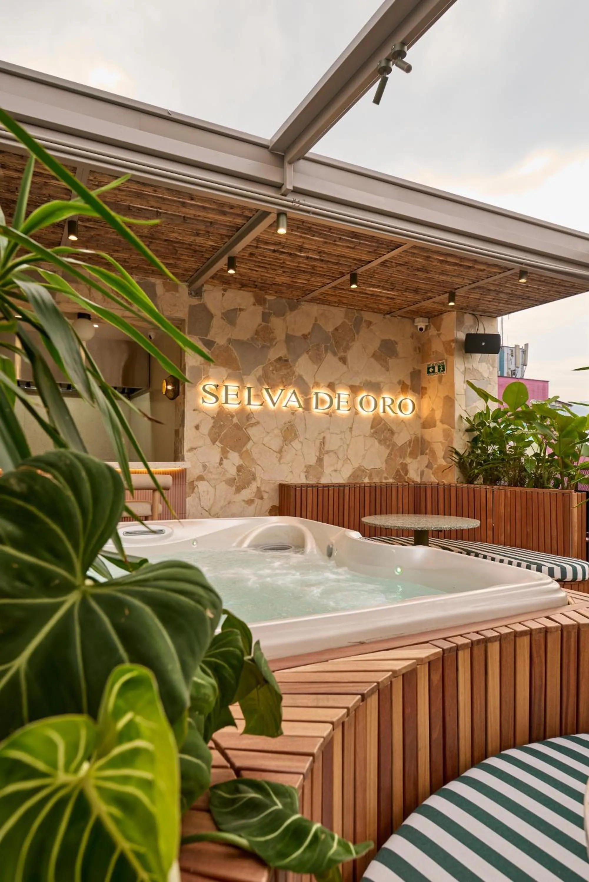 Hot Tub in Hotel Dix