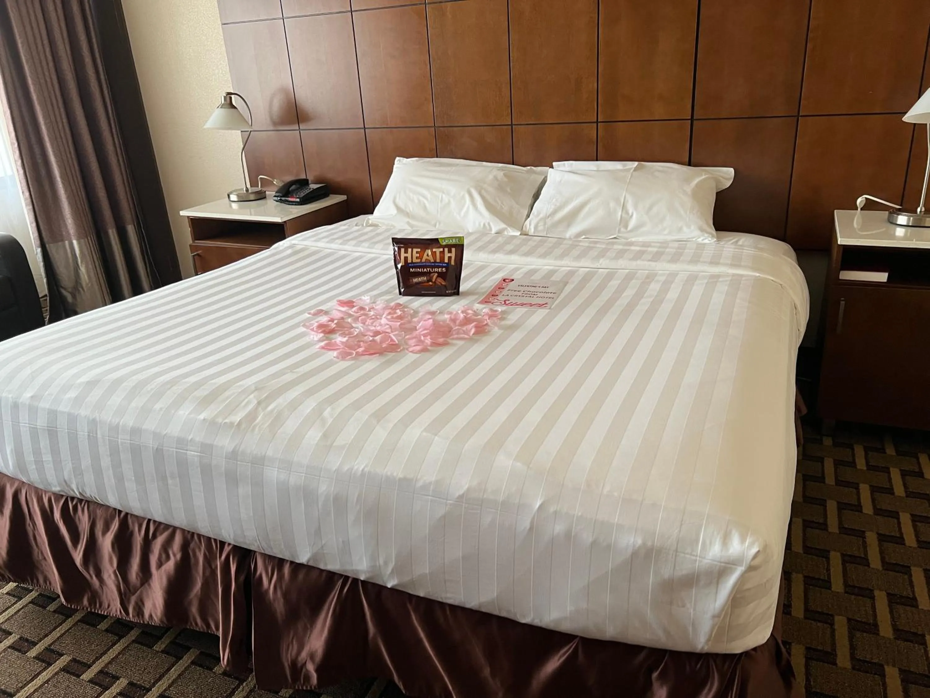 Bedroom, Bed in LA Crystal Hotel -Los Angeles-Long Beach Area