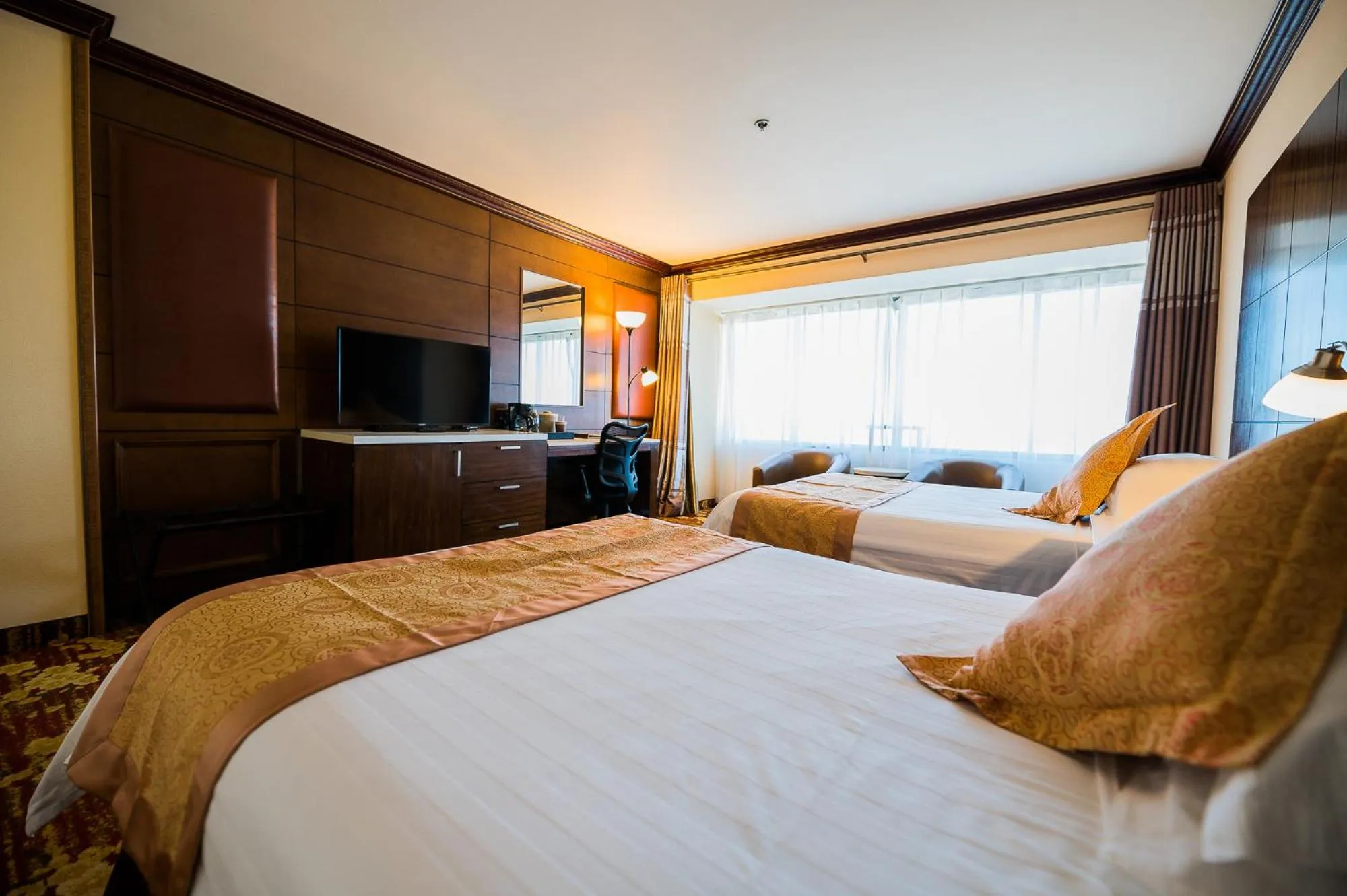 Bedroom, Bed in LA Crystal Hotel -Los Angeles-Long Beach Area