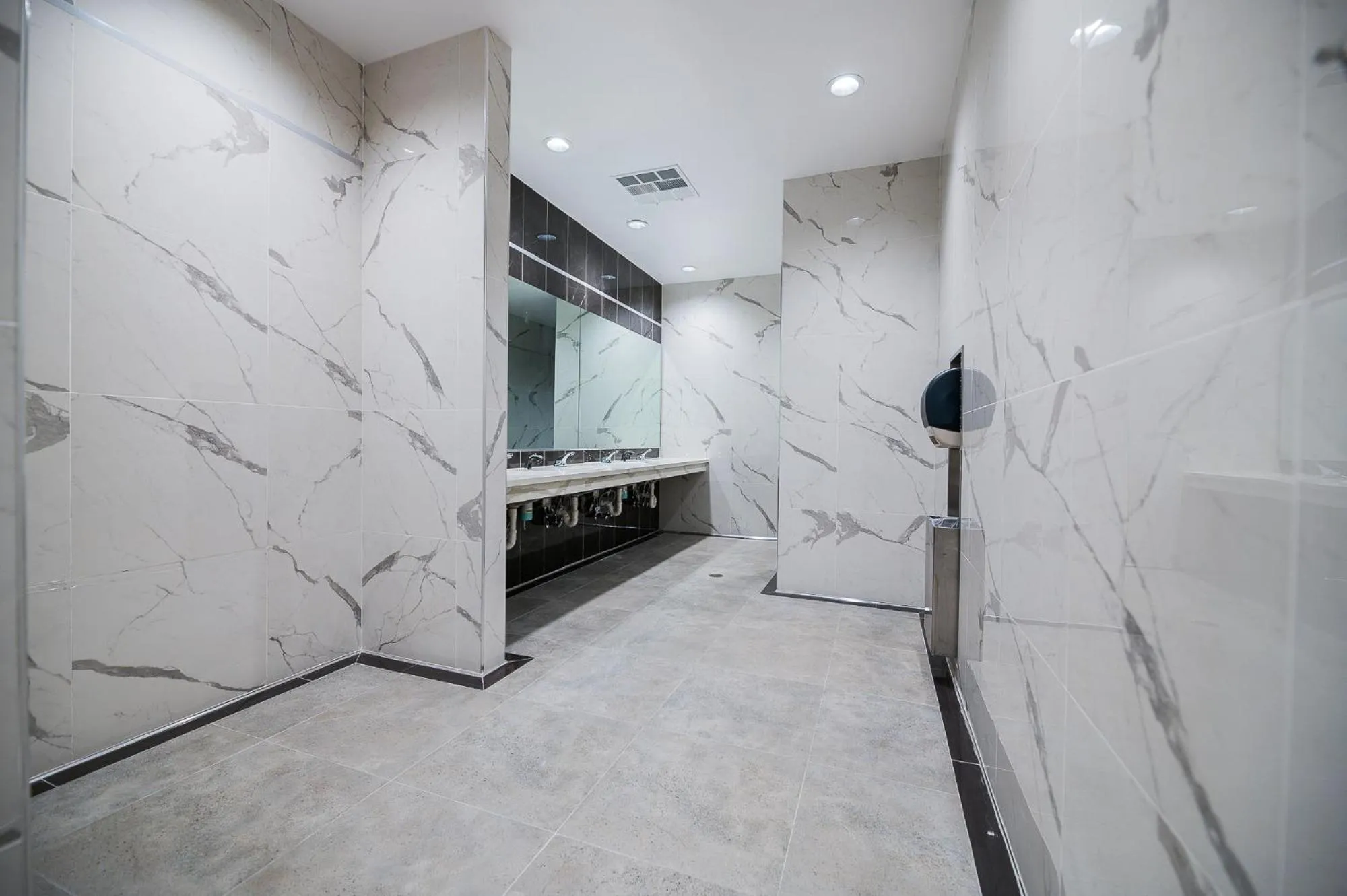 Bathroom in LA Crystal Hotel -Los Angeles-Long Beach Area