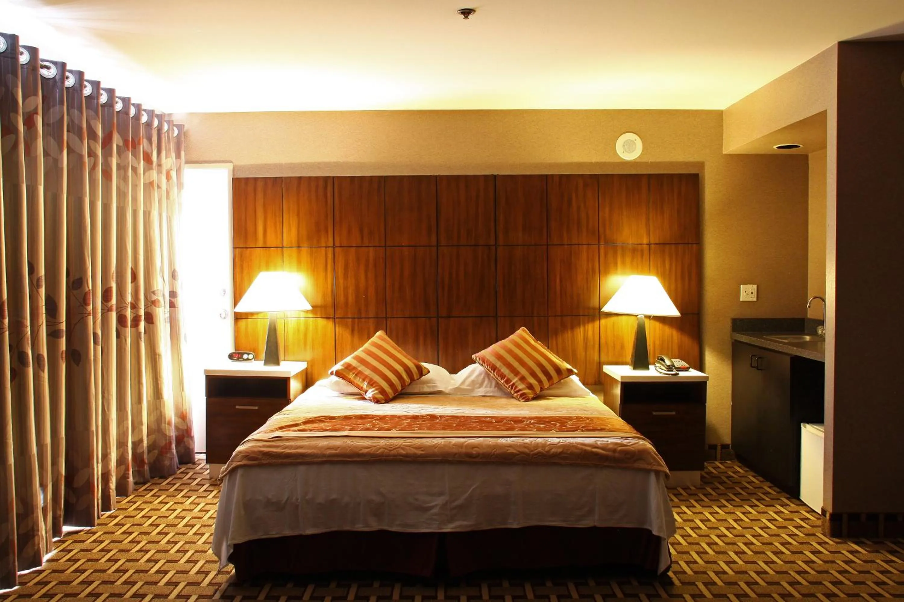 Bedroom, Bed in LA Crystal Hotel -Los Angeles-Long Beach Area