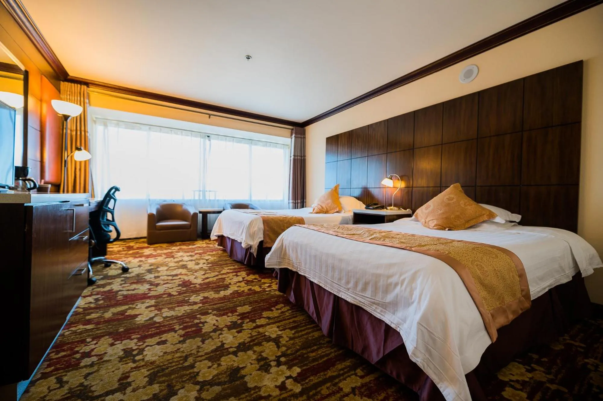 Bedroom, Bed in LA Crystal Hotel -Los Angeles-Long Beach Area