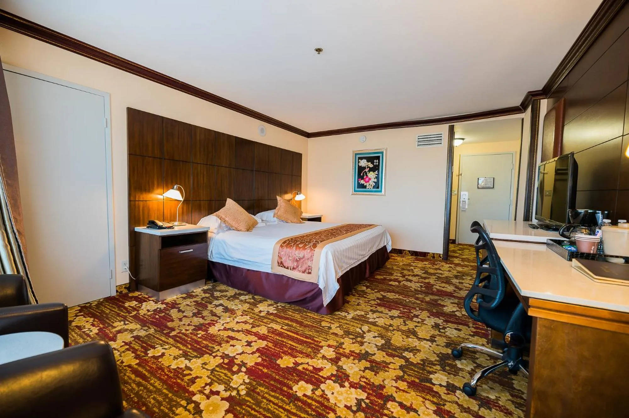 Bedroom, Bed in LA Crystal Hotel -Los Angeles-Long Beach Area