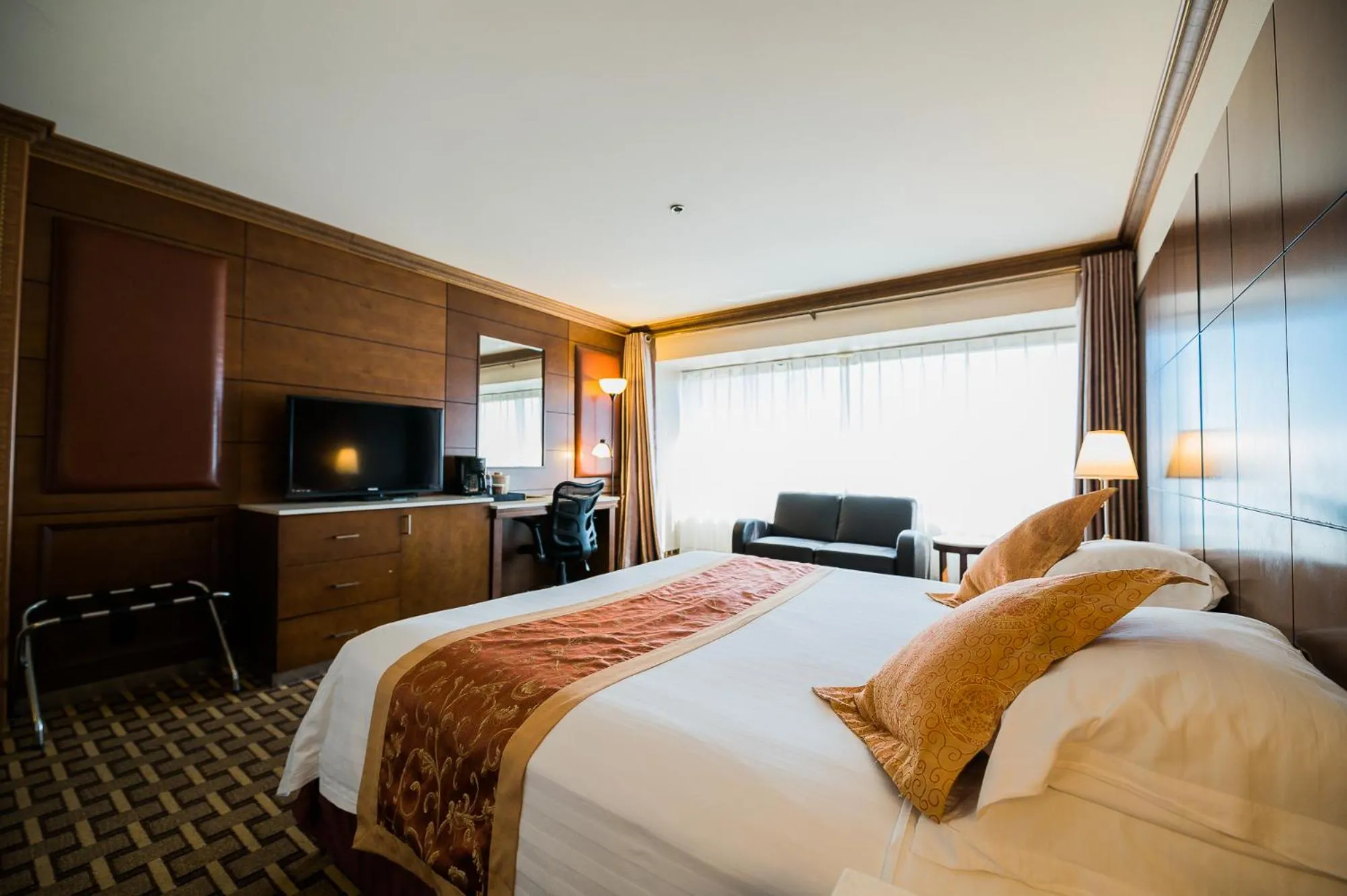 Bedroom, Bed in LA Crystal Hotel -Los Angeles-Long Beach Area