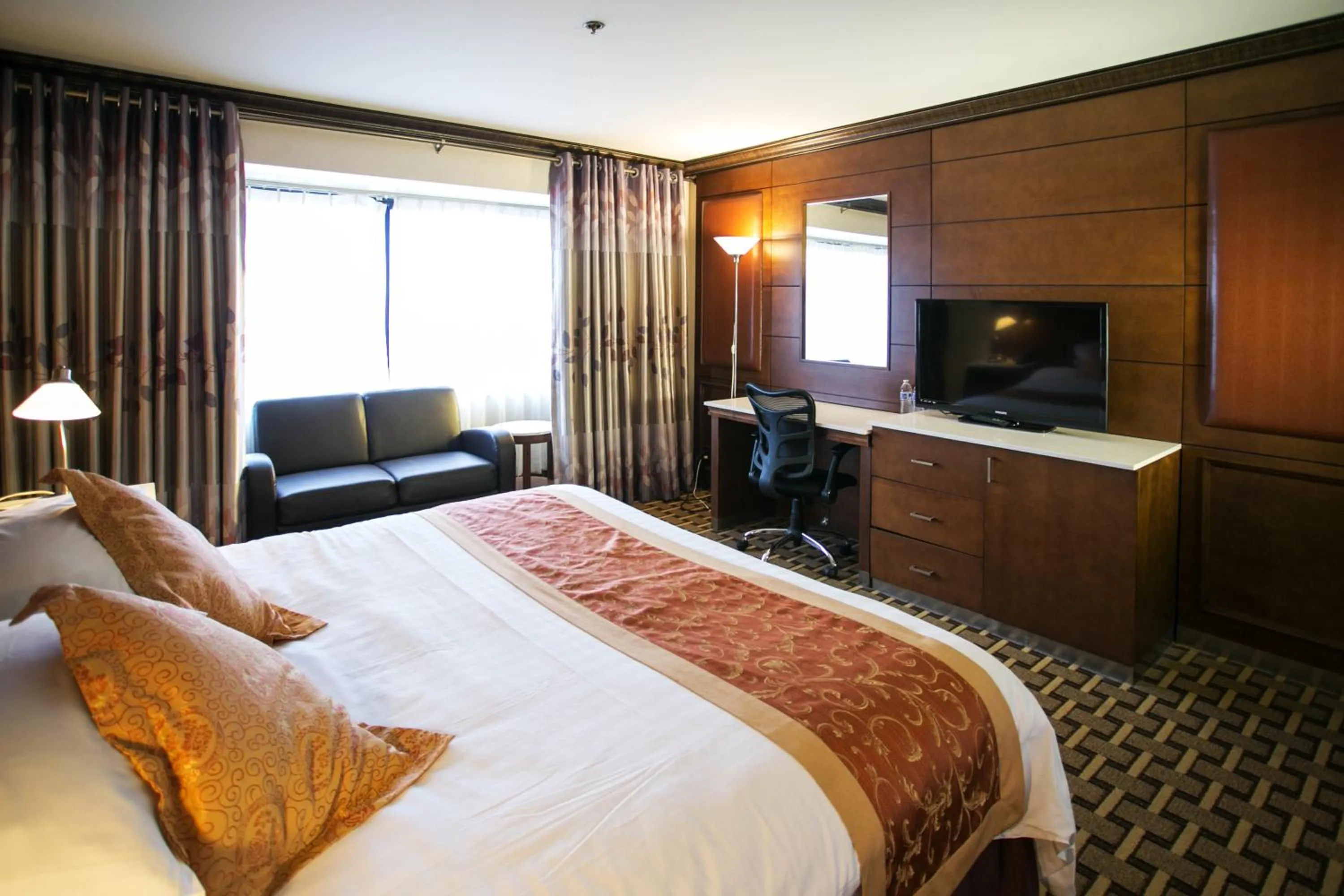 Bedroom, Bed in LA Crystal Hotel -Los Angeles-Long Beach Area