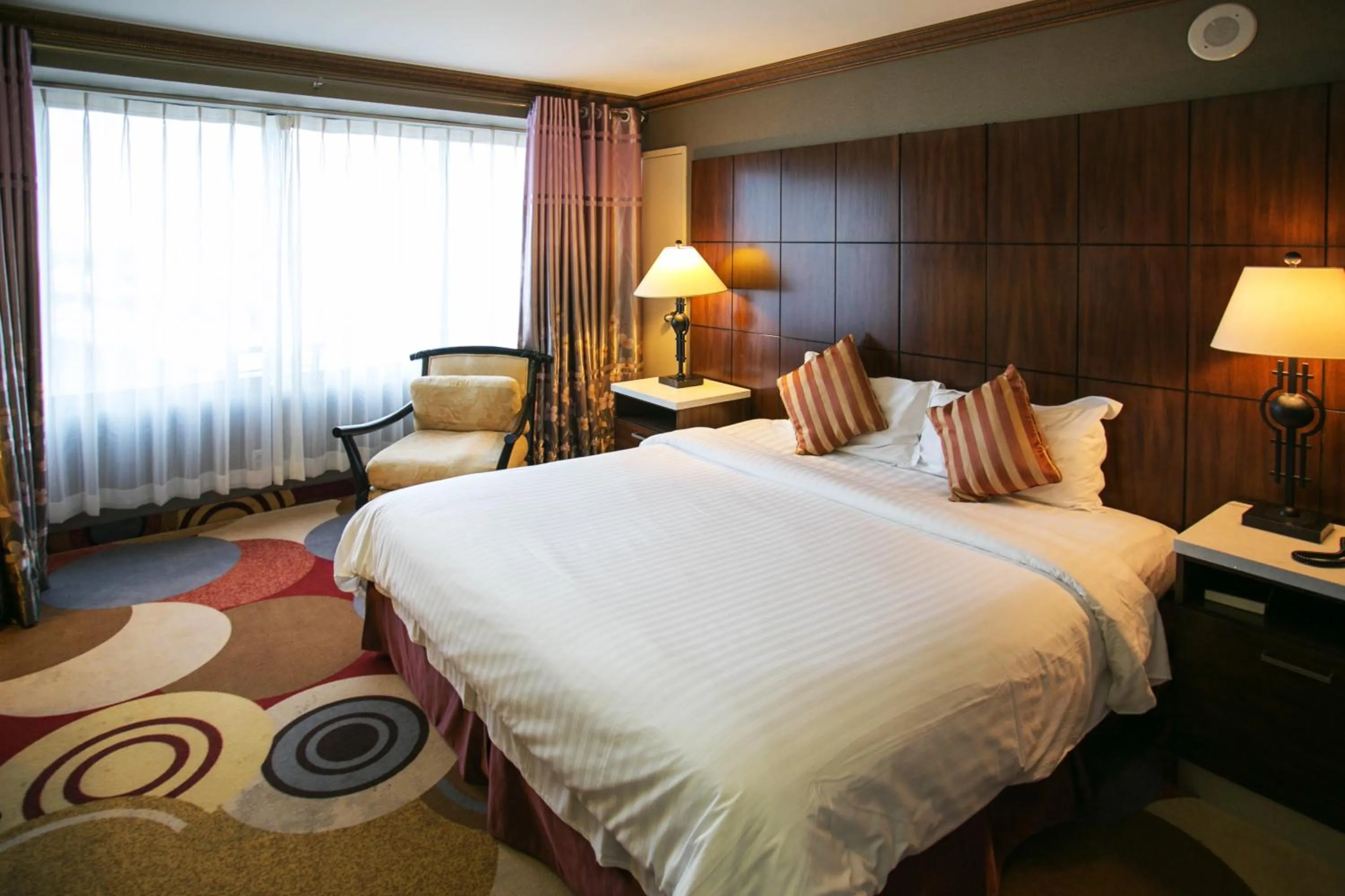 Photo of the whole room, Bed in LA Crystal Hotel -Los Angeles-Long Beach Area