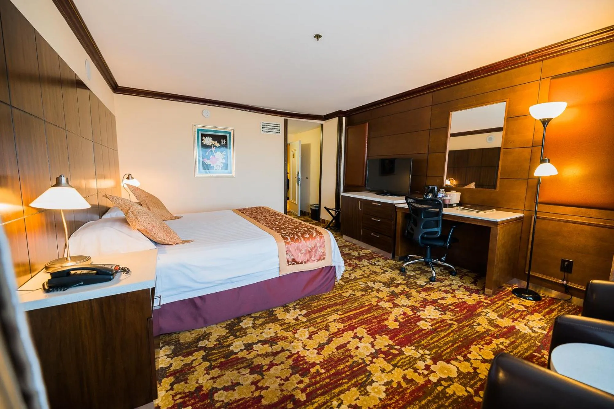 Bedroom, Bed in LA Crystal Hotel -Los Angeles-Long Beach Area