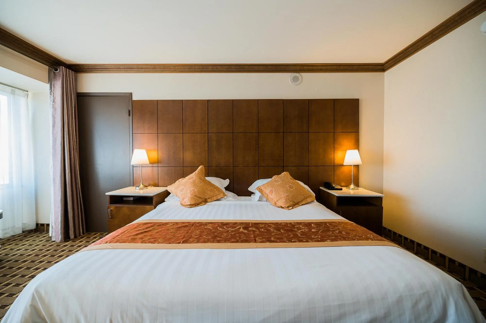 Bedroom, Bed in LA Crystal Hotel -Los Angeles-Long Beach Area