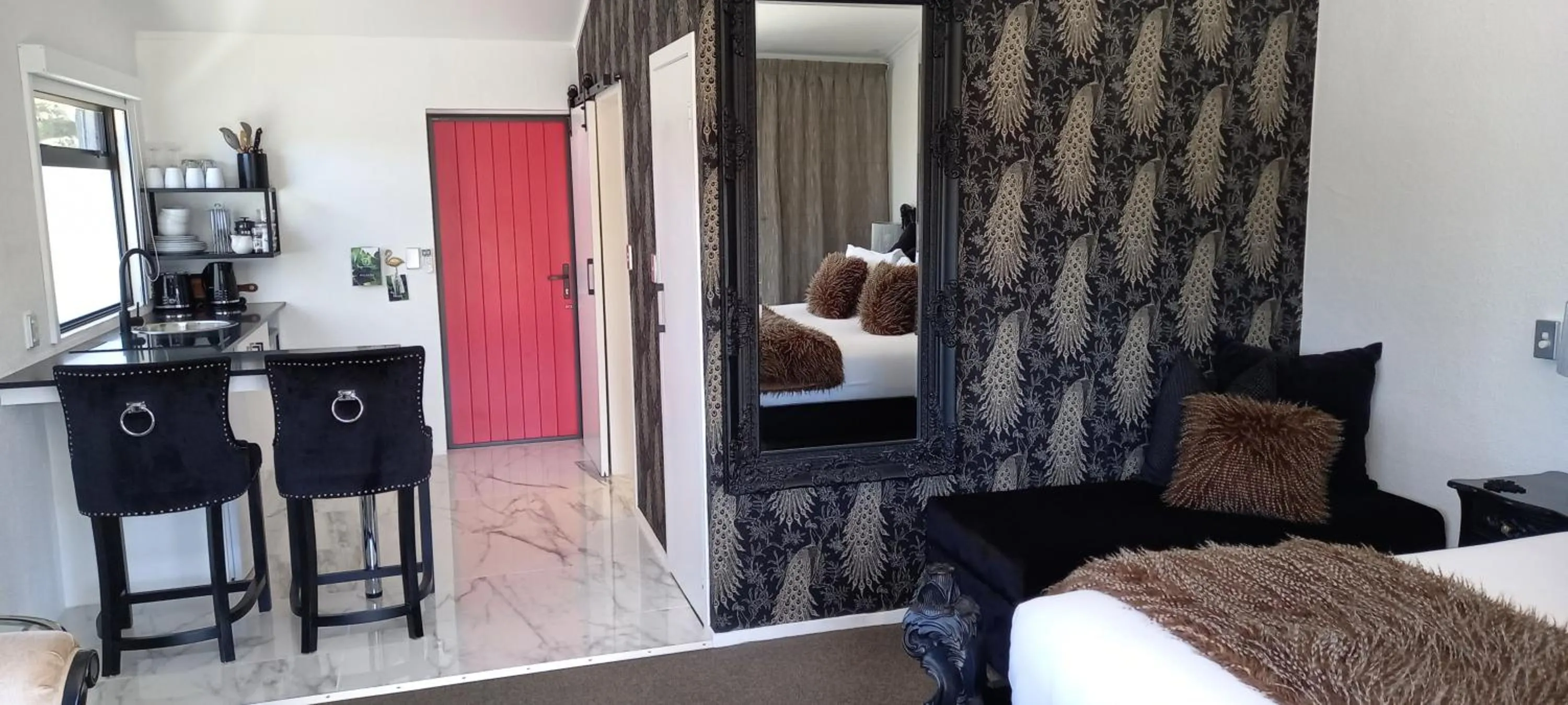 Seating area, Bed in Orewa Beachcomber