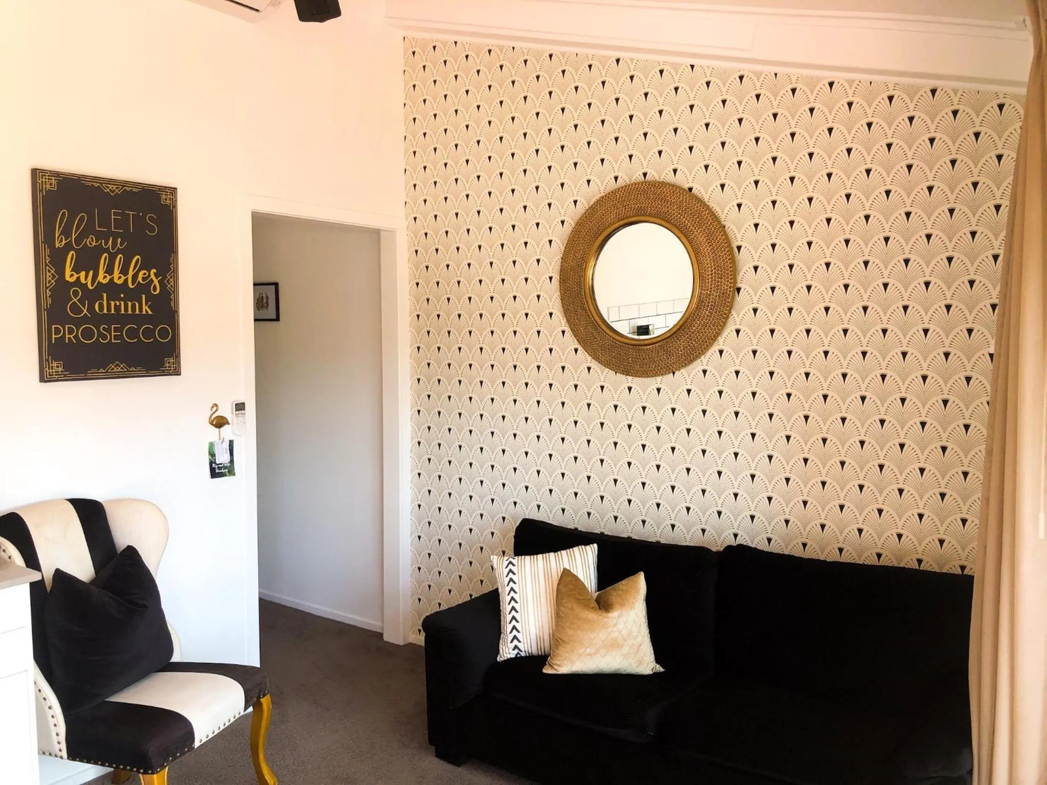 Seating area in Orewa Beachcomber