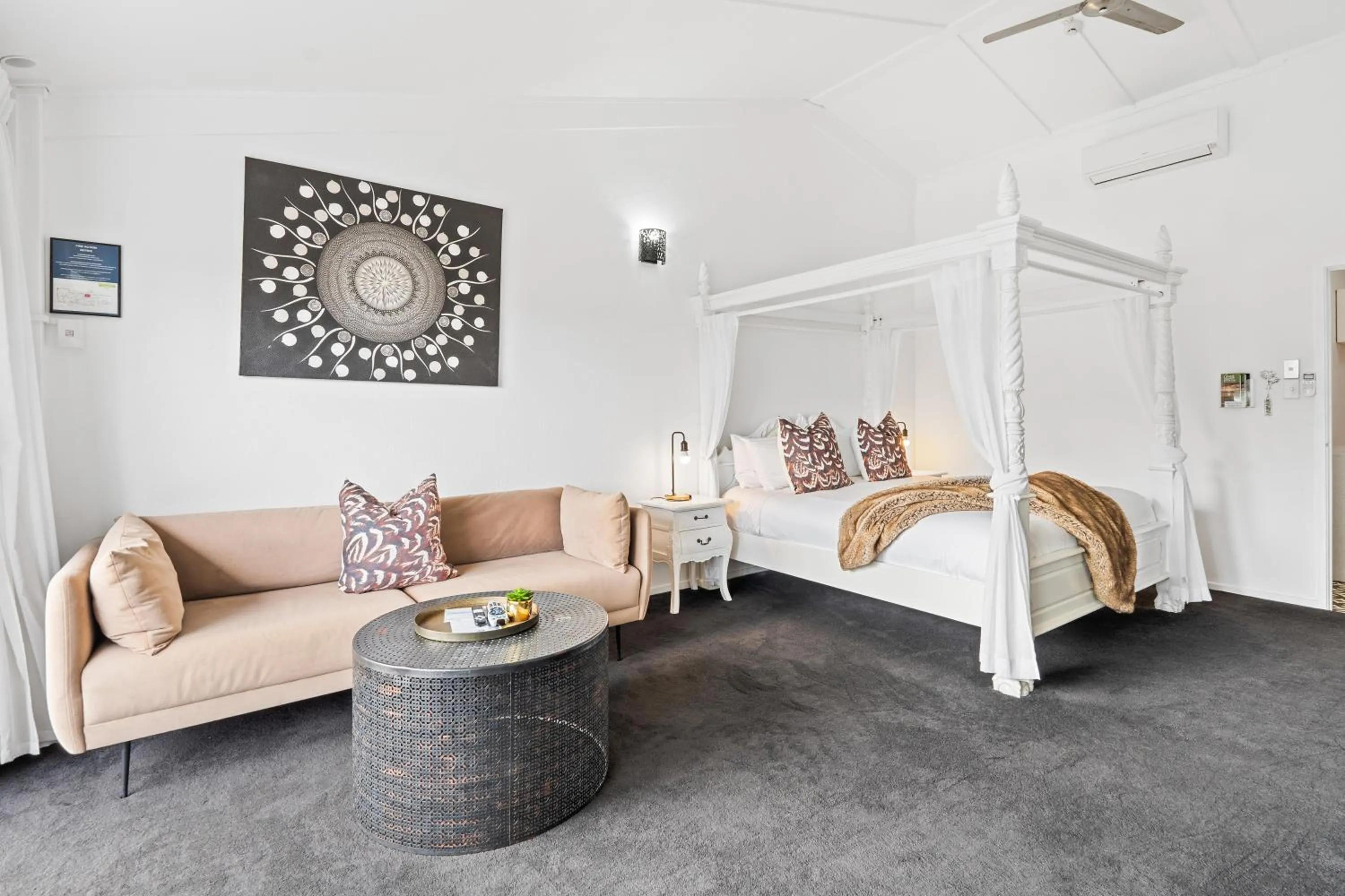 Lounge or bar, Bed in Orewa Beachcomber