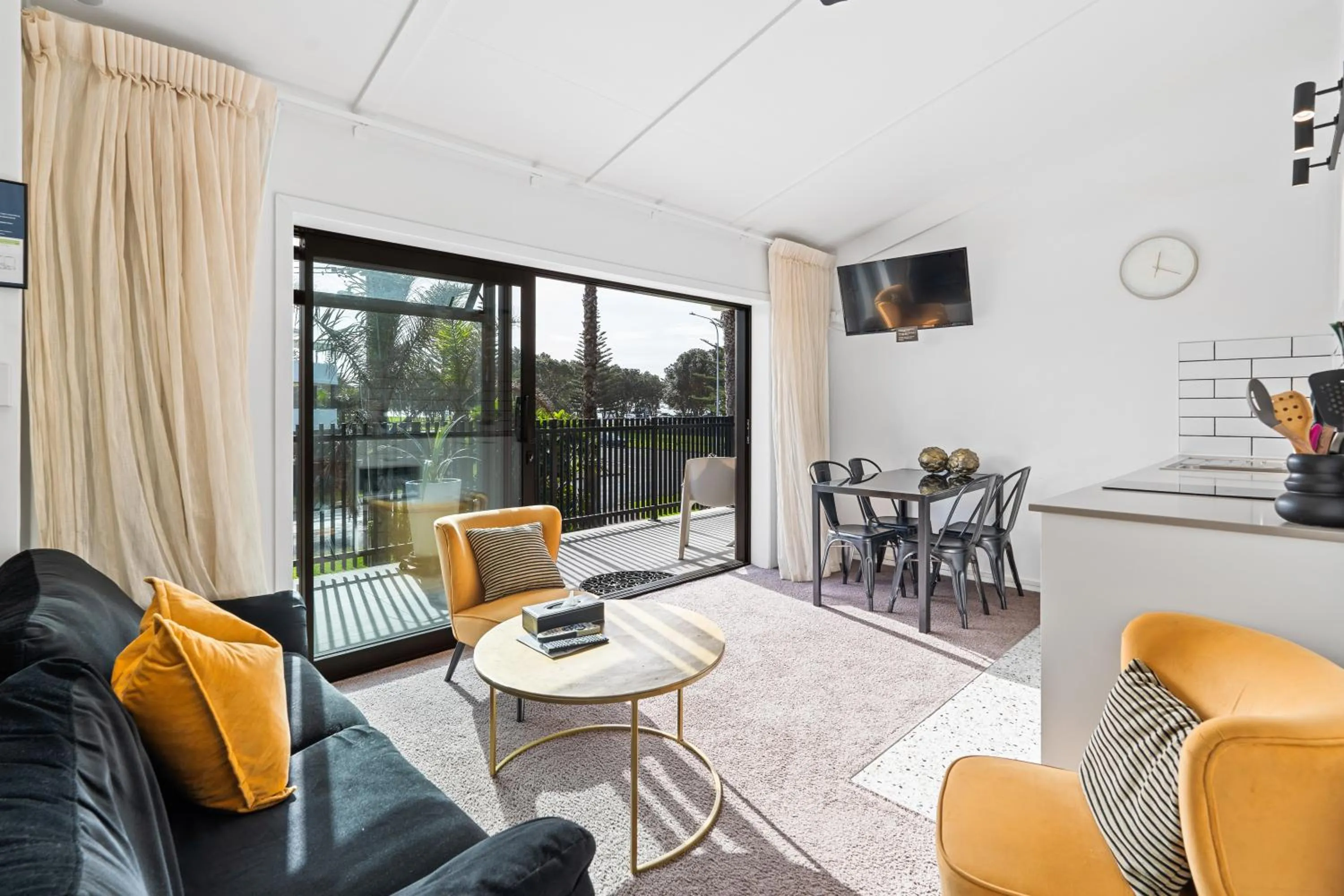 Communal lounge/ TV room in Orewa Beachcomber