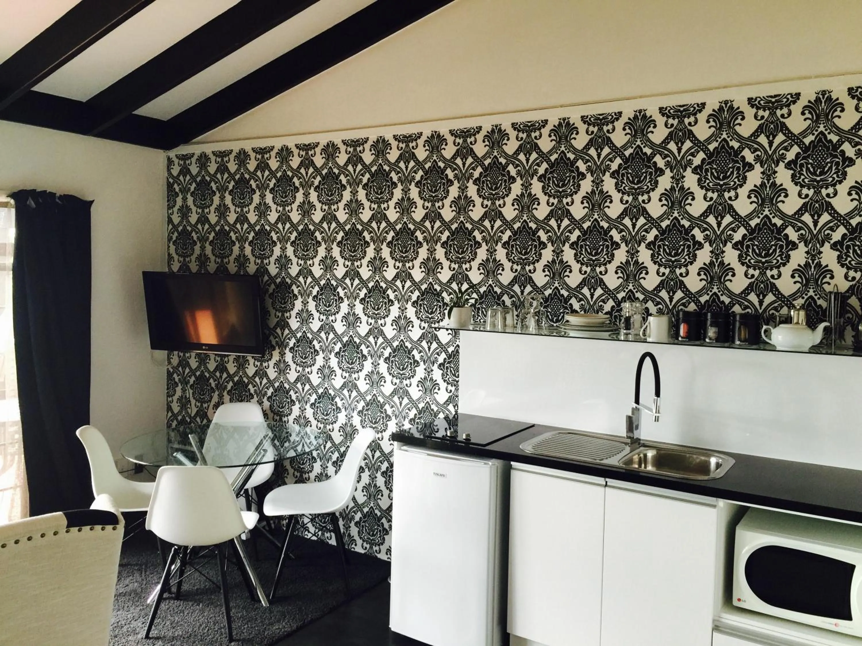 Dining area in Orewa Beachcomber