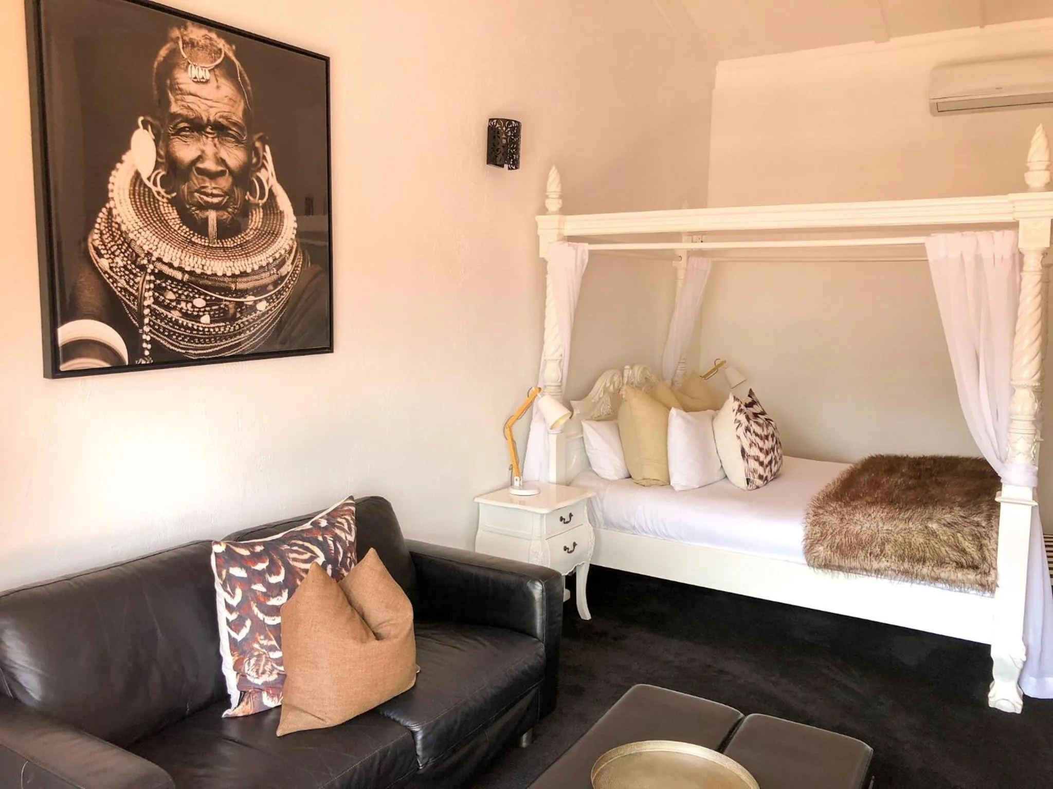 Seating area, Bed in Orewa Beachcomber