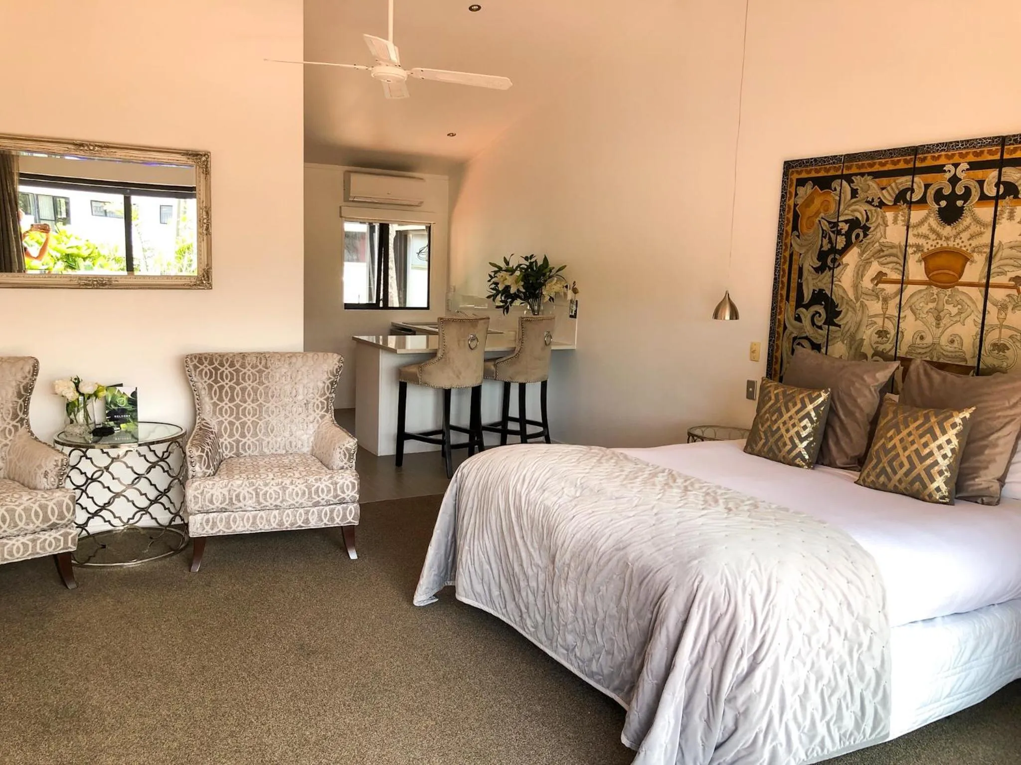 Photo of the whole room, Bed in Orewa Beachcomber