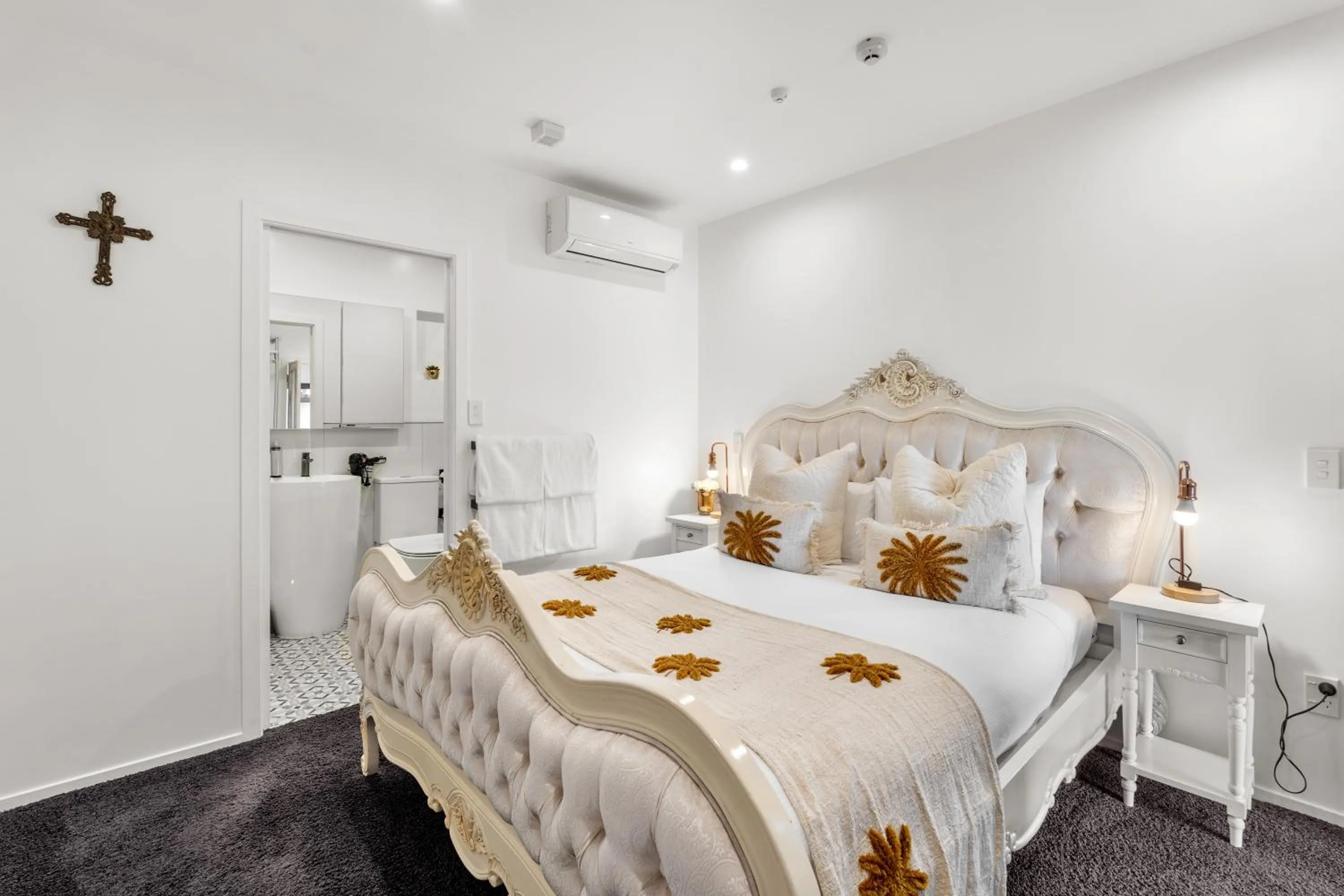 Bedroom, Bed in Orewa Beachcomber