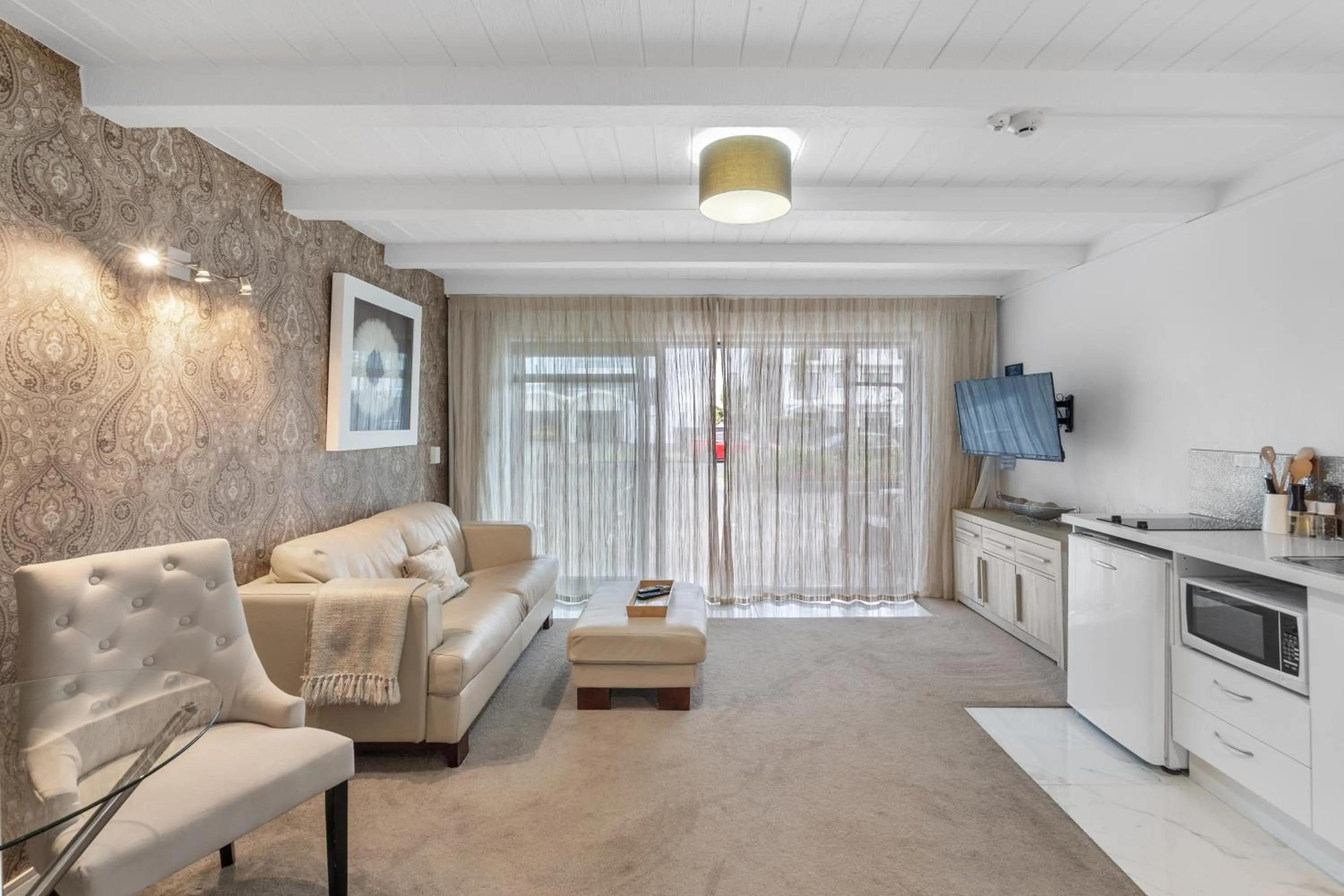Dining area in Orewa Beachcomber