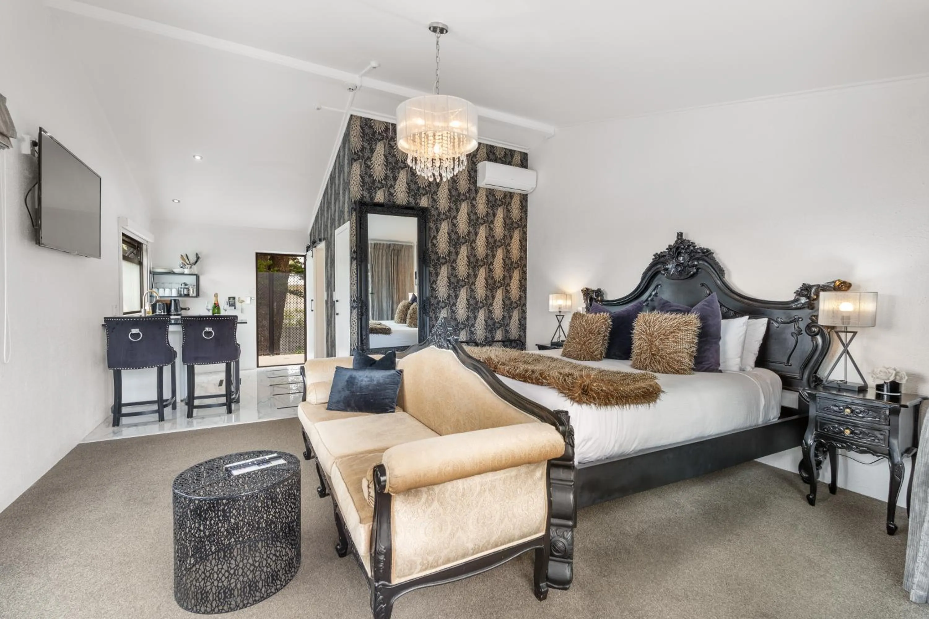 Bedroom, Bed in Orewa Beachcomber