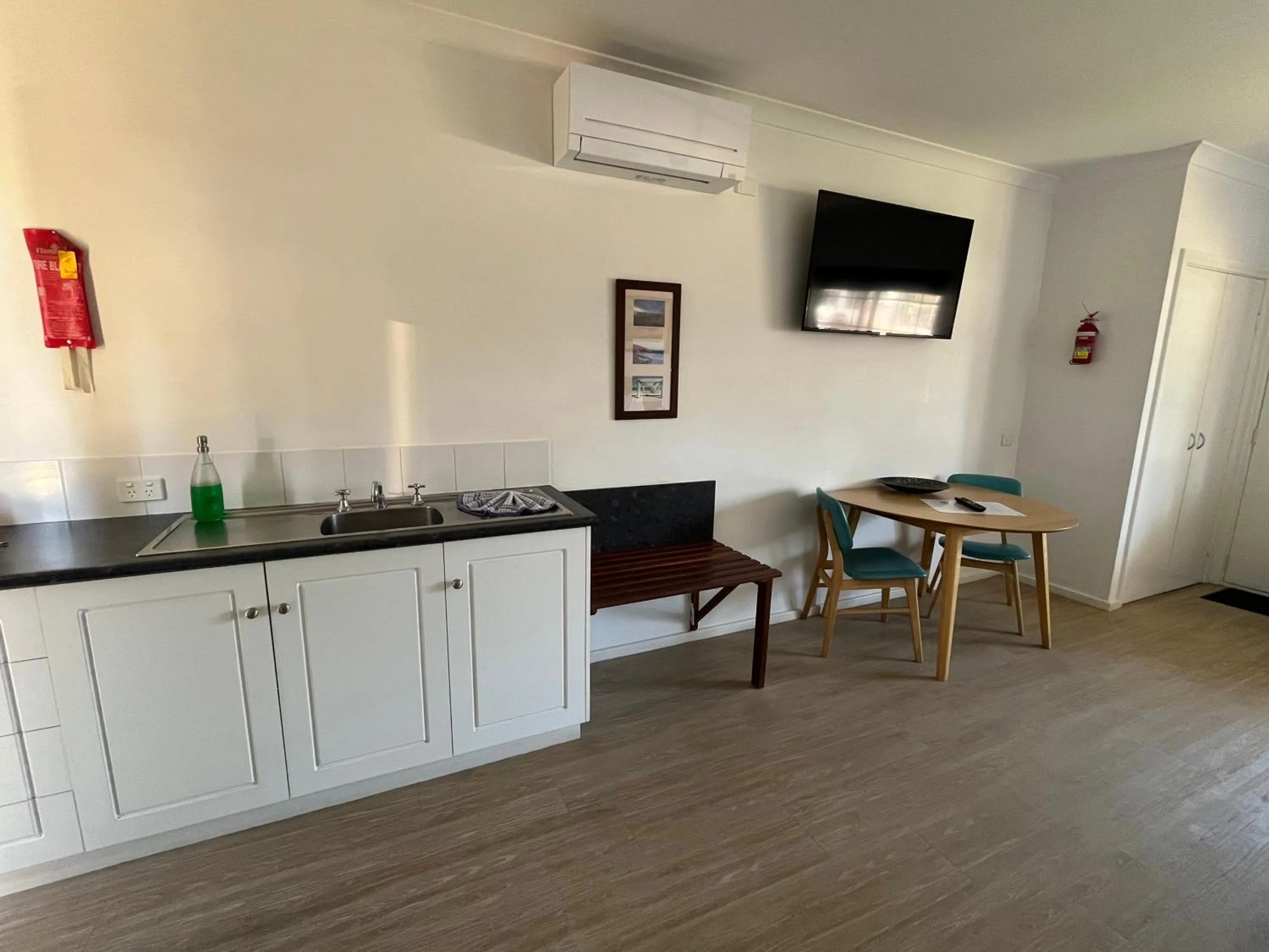 TV and multimedia in Clearwater Motel Apartments