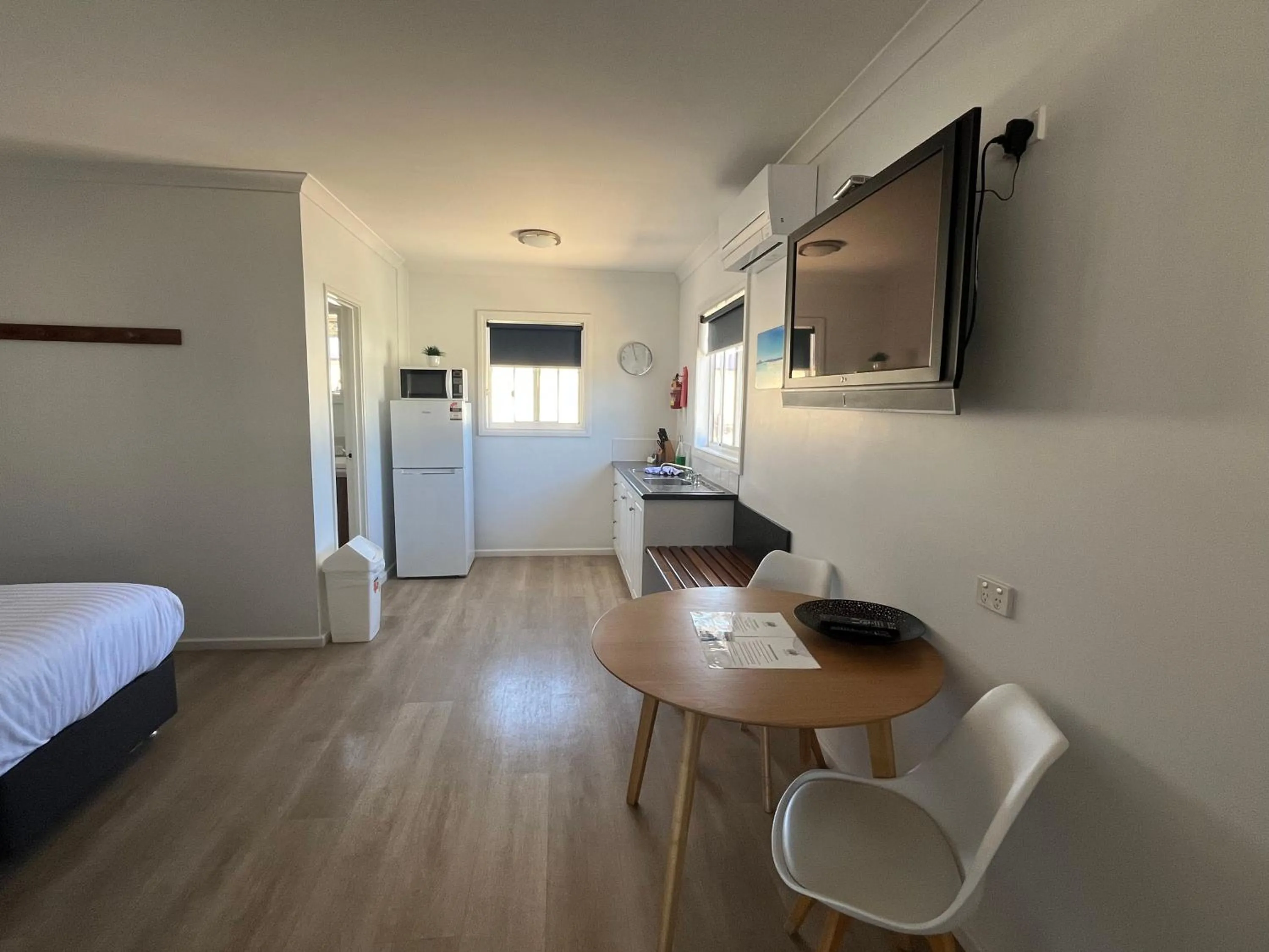 TV and multimedia, Bed in Clearwater Motel Apartments