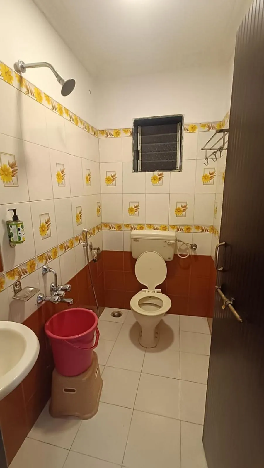 Shower in Hotel Green Woods