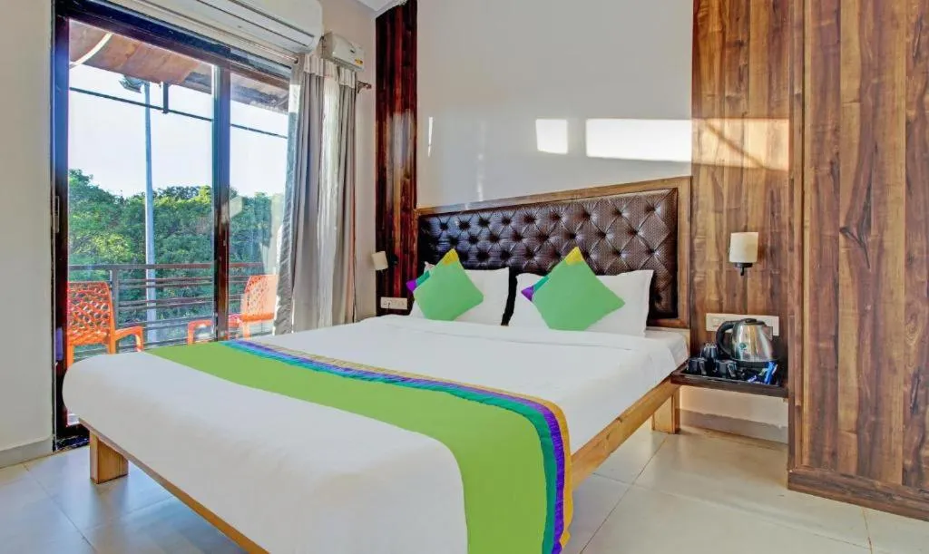 Balcony/Terrace, Bed in Hotel Green Woods