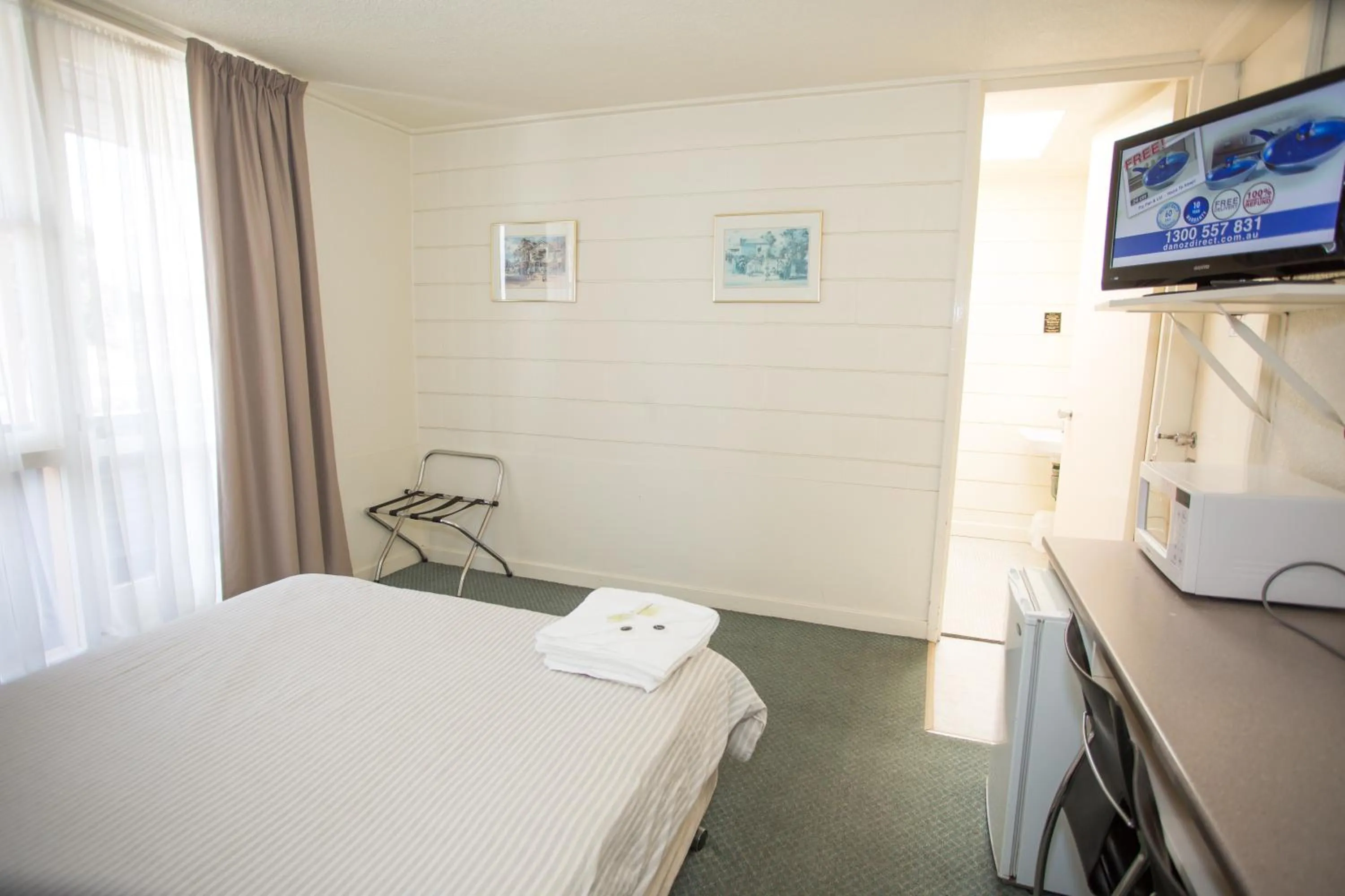 View (from property/room), Bed in Corio Bay Motel