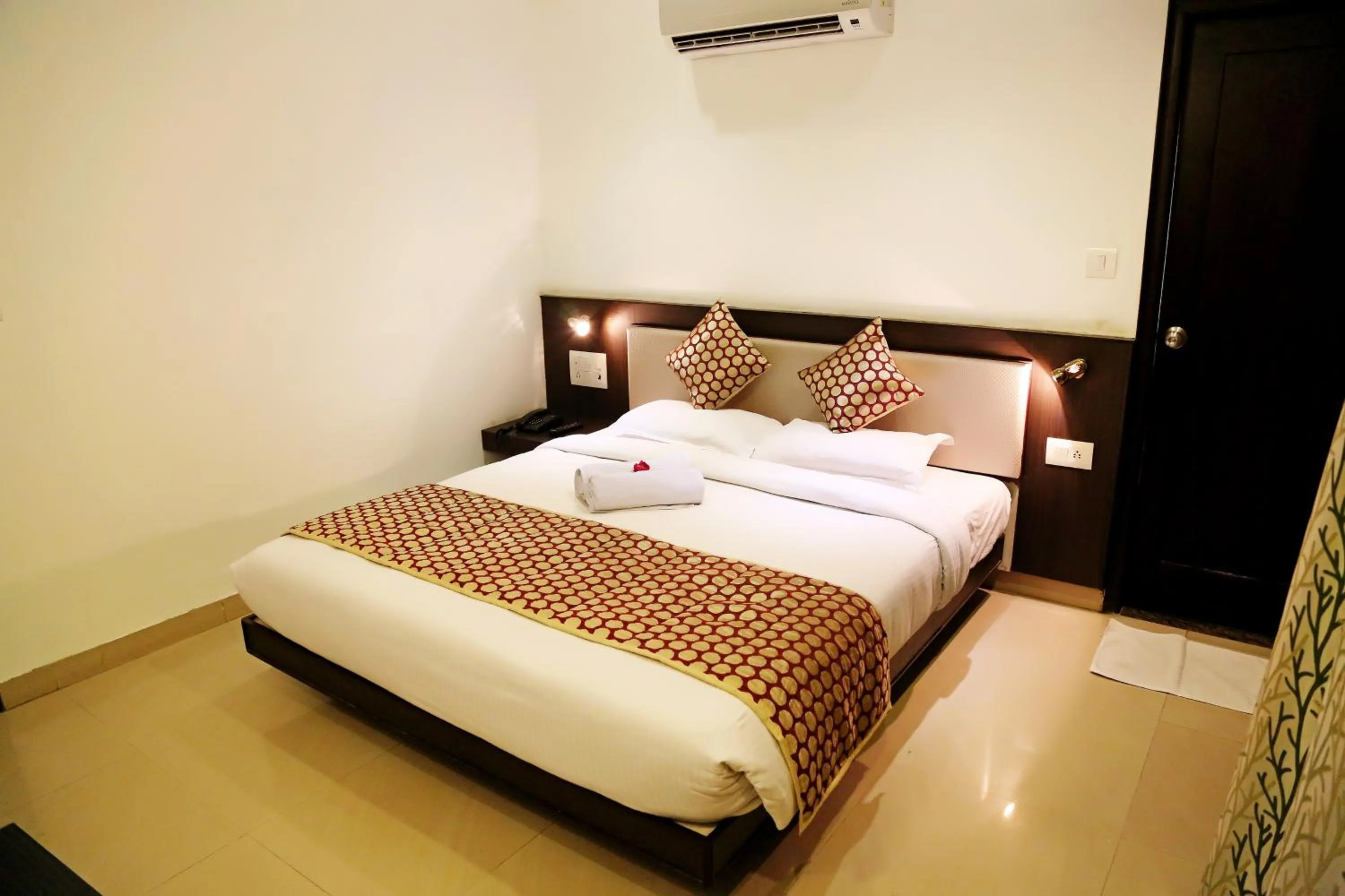 Bedroom, Bed in Narayans Leela Inn