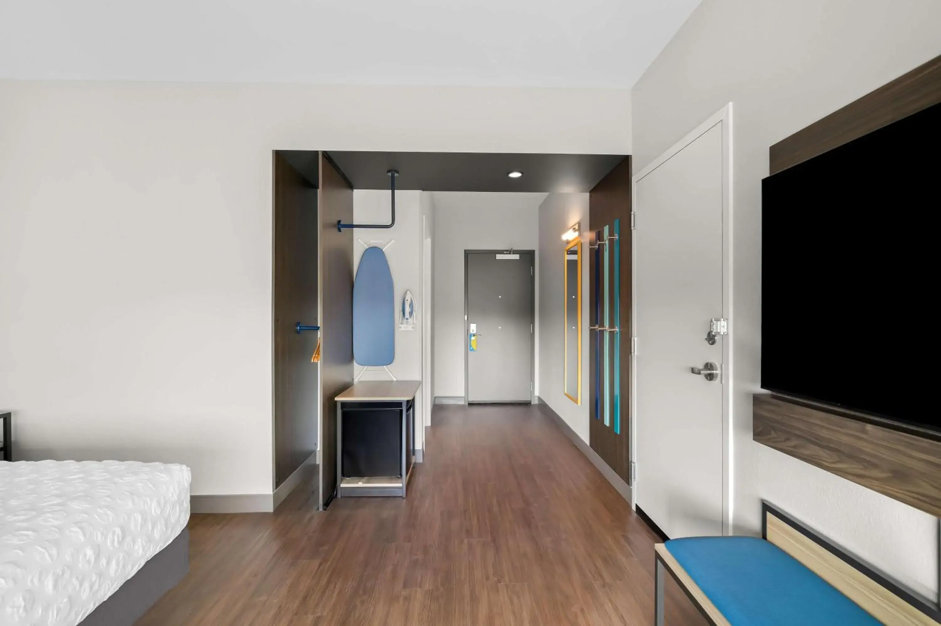 King Room with Roll-In Shower - Mobility Access in Tru By Hilton Lexington King Room with Roll-In Shower - Mobility Access in Tru By Hilton Lexington