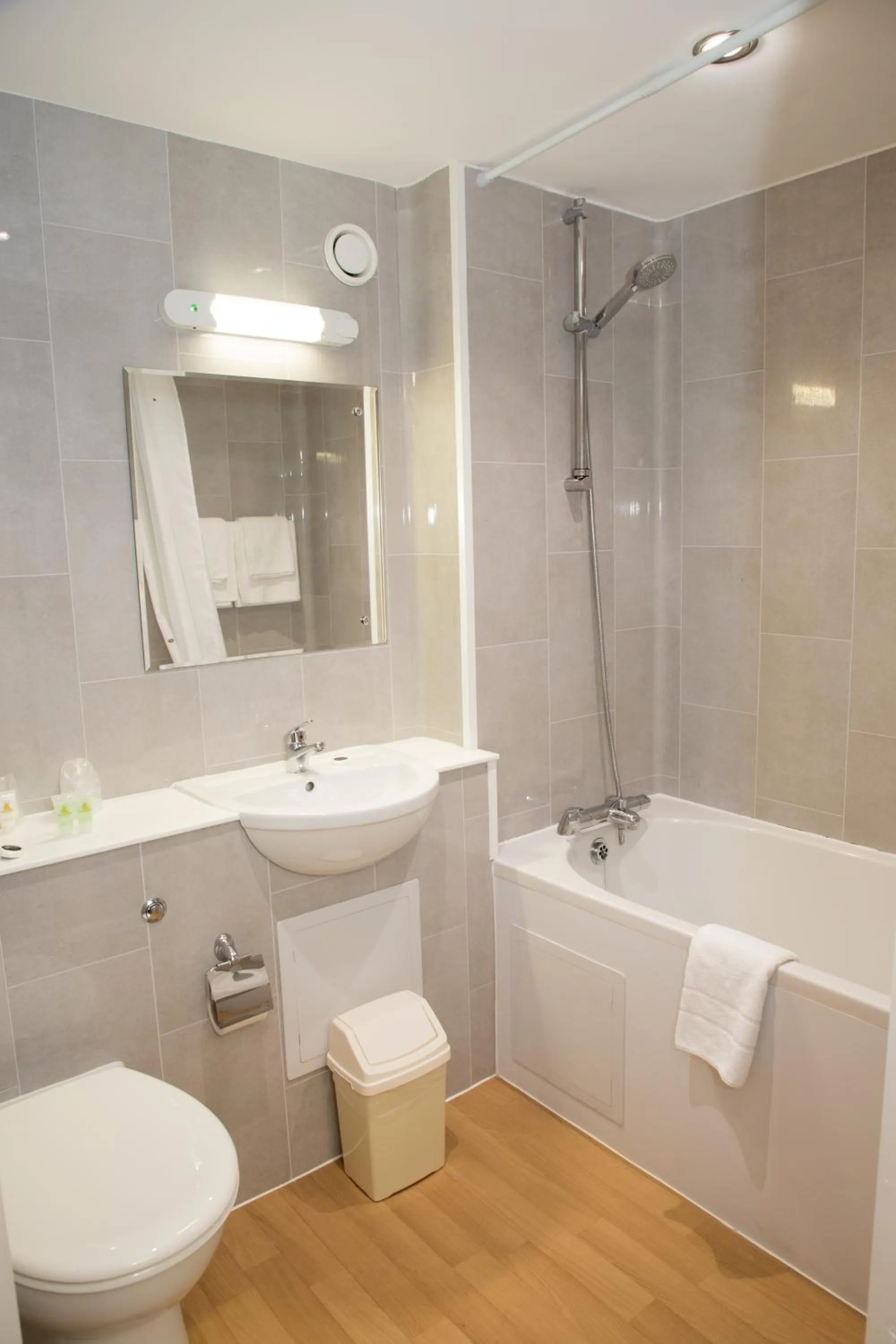 Shower in Britannia International Hotel Canary Wharf