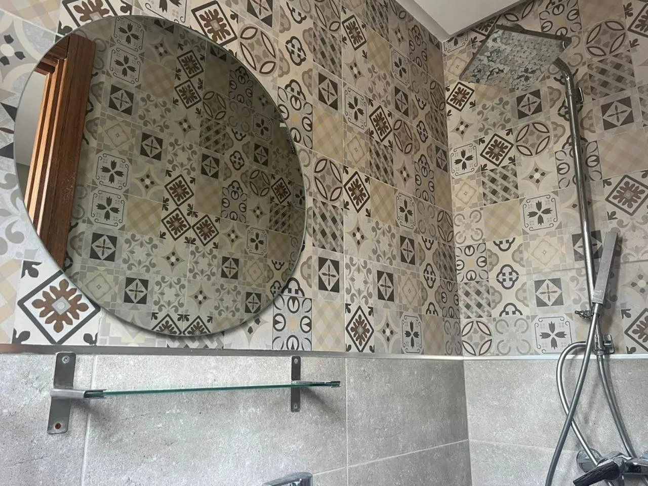 Shower in Hotel Transatlantique Tunis