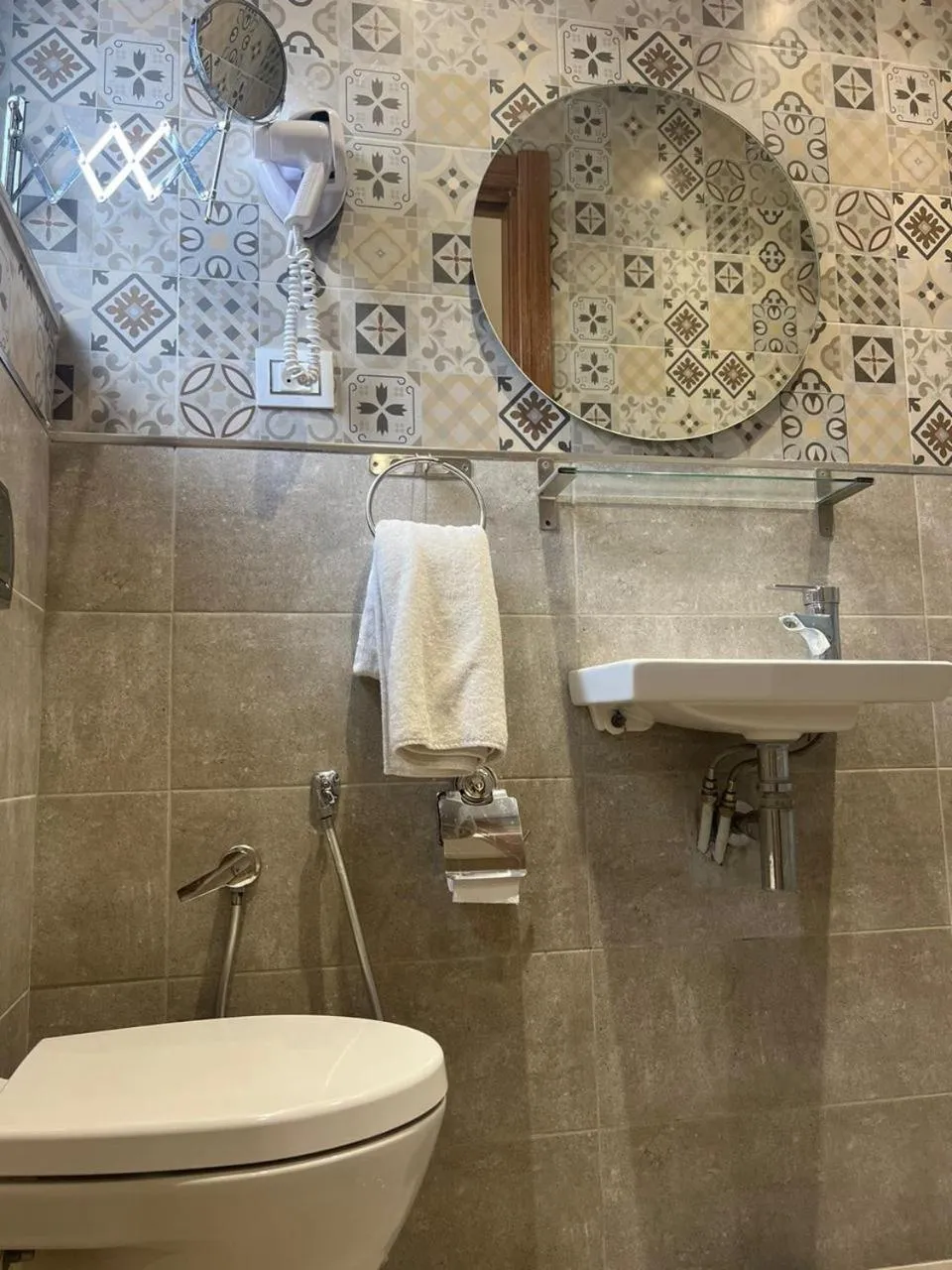 Shower in Hotel Transatlantique Tunis