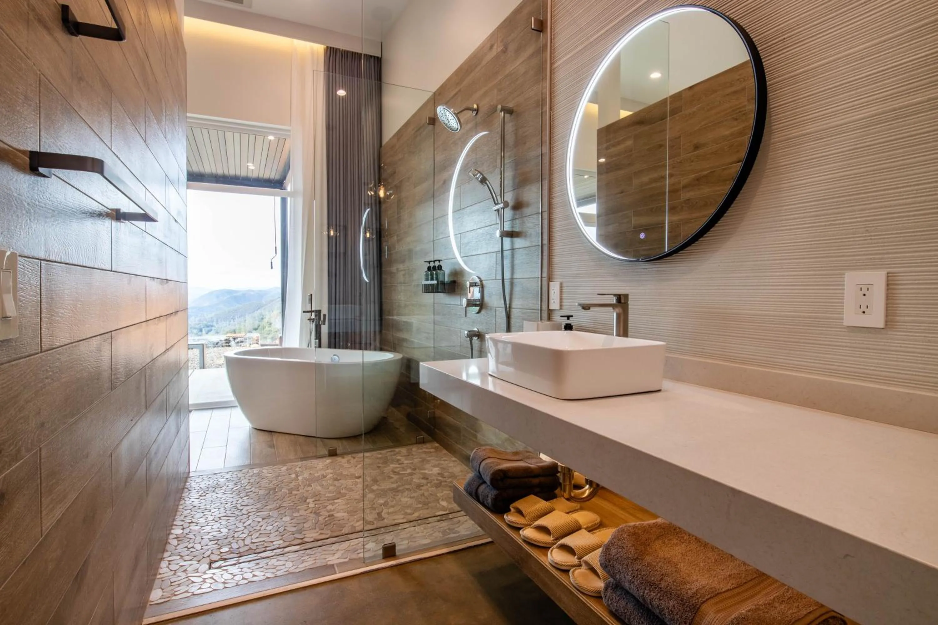 Bathroom in Horizon by Yosemite